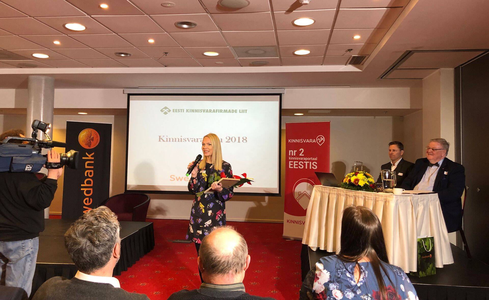 Kinnisvara24.ee tootearendus- ja turundusjuht Laura Tammeorg auhinda vastu võtmas