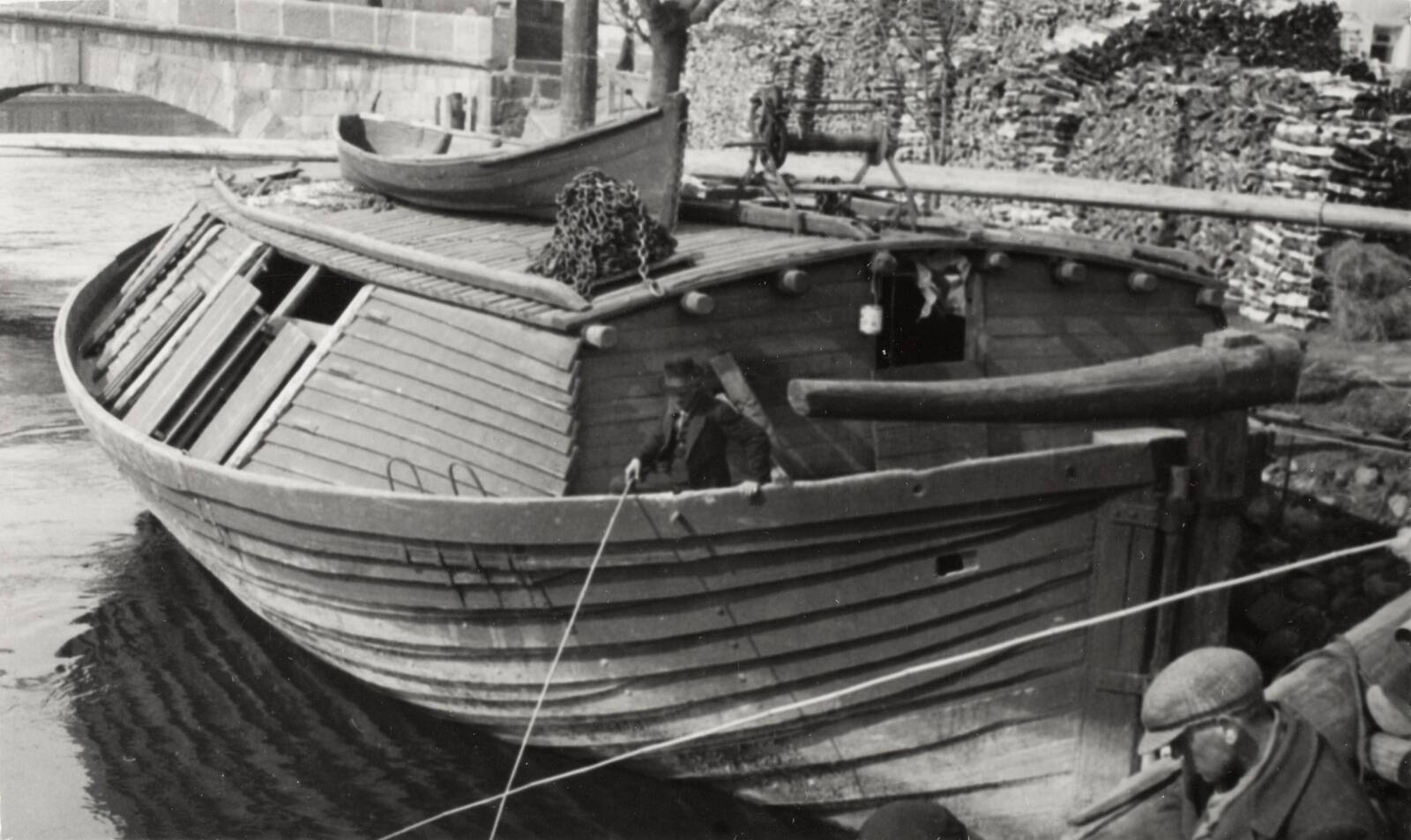 See Peipsi puulodi on kenasti Tartusse puuturule jõudnud, et kuulus etnograaf Gustav Ränk seda fotole jäädvustada saaks,