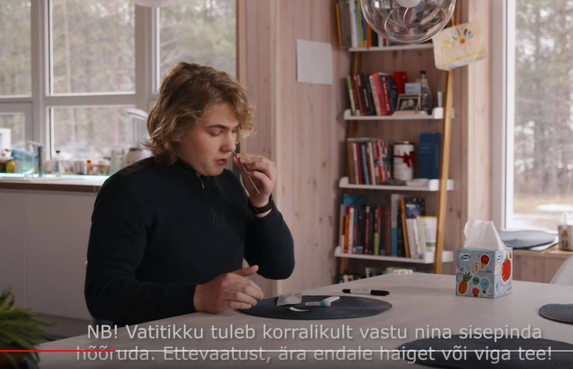 Testimine on kiire, lihtne ja mugav ja selle tegemisega saab hakkama ka iga kooliealine laps, tutvustab Selfdiagnostics eile avaldatud koolidele mõeldud õppevideos. Samanimeline test on nende enda kodulehel olevate dokumentide järgi mõeldud ainult professionaalidele kasutamiseks.