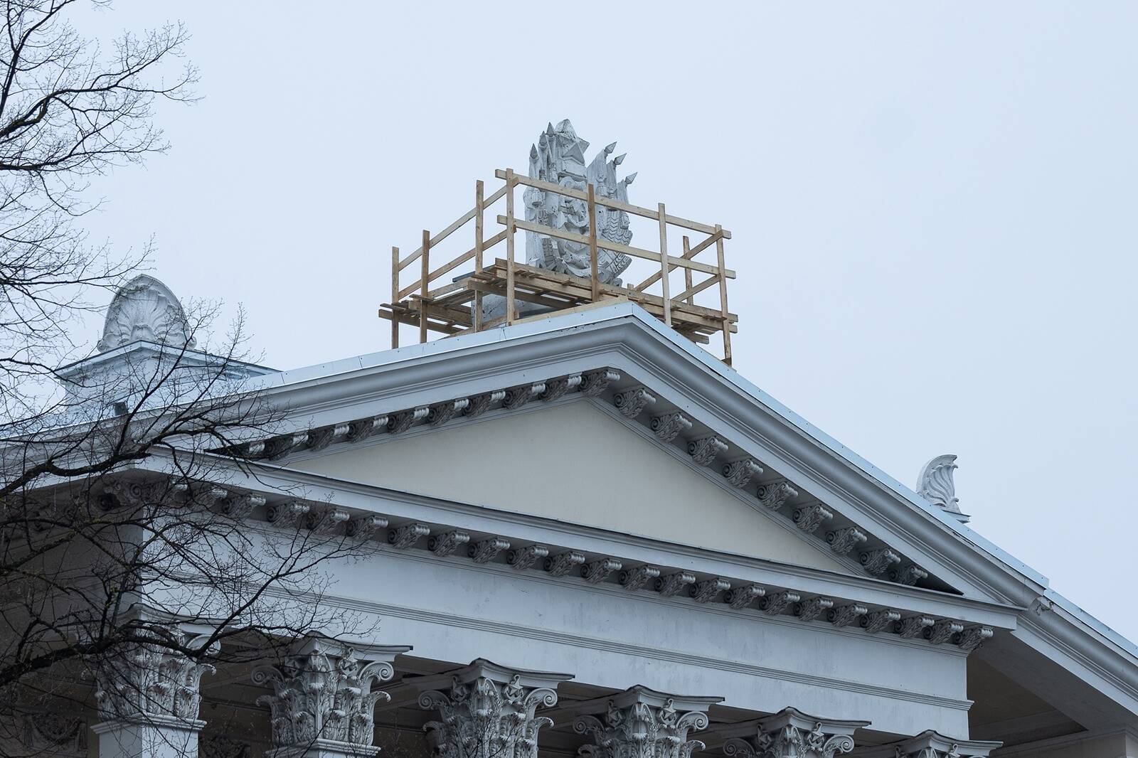 Демонтаж советского герба со здания Русского культурного центра на Мере пуйестеэ, 5.