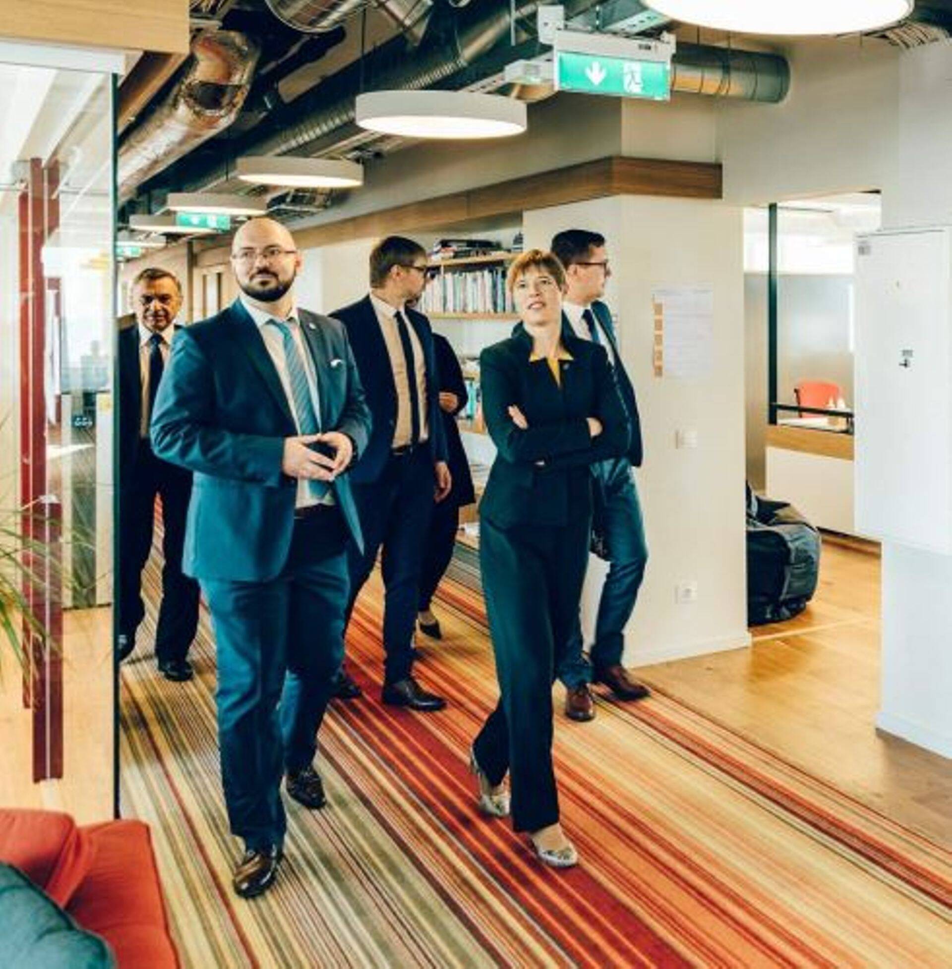 President Kersti Kaljulaid Trinidad Wisemaniga tutvumas.