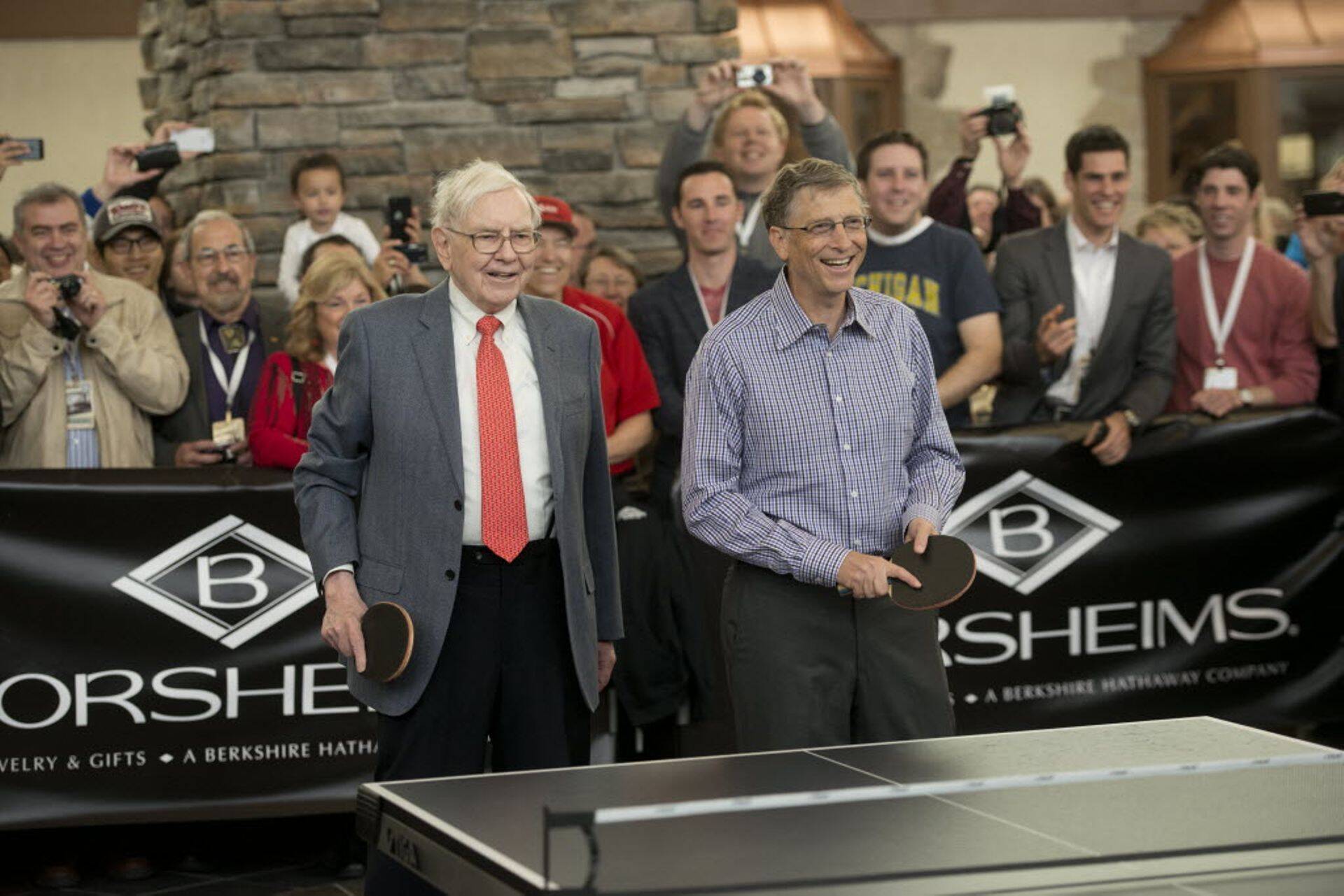 Bill Gates ja Warren Buffett lauatennist mängimas