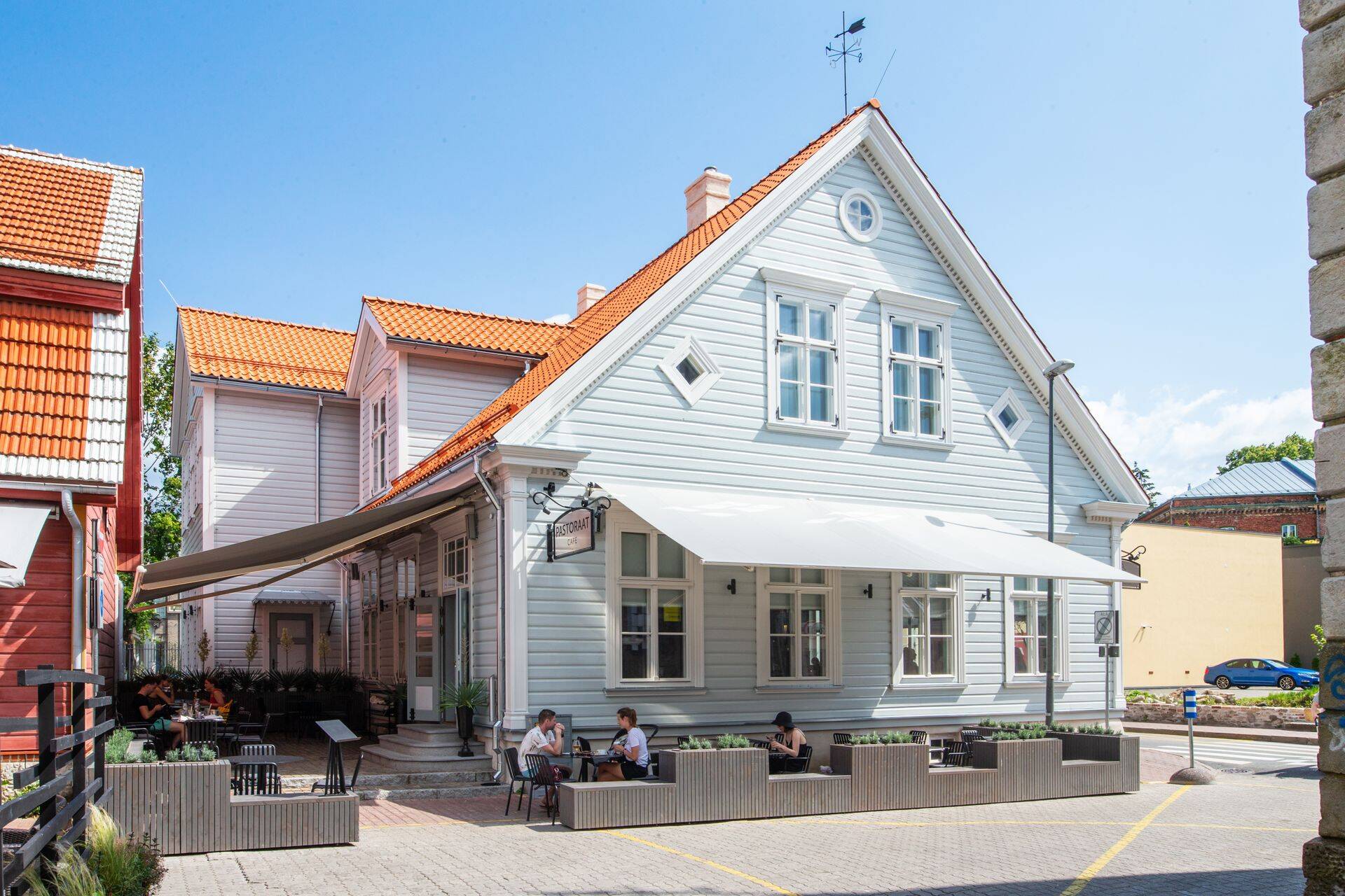 Terrassil üllatasid väärikast tekstiilist salvrätid.