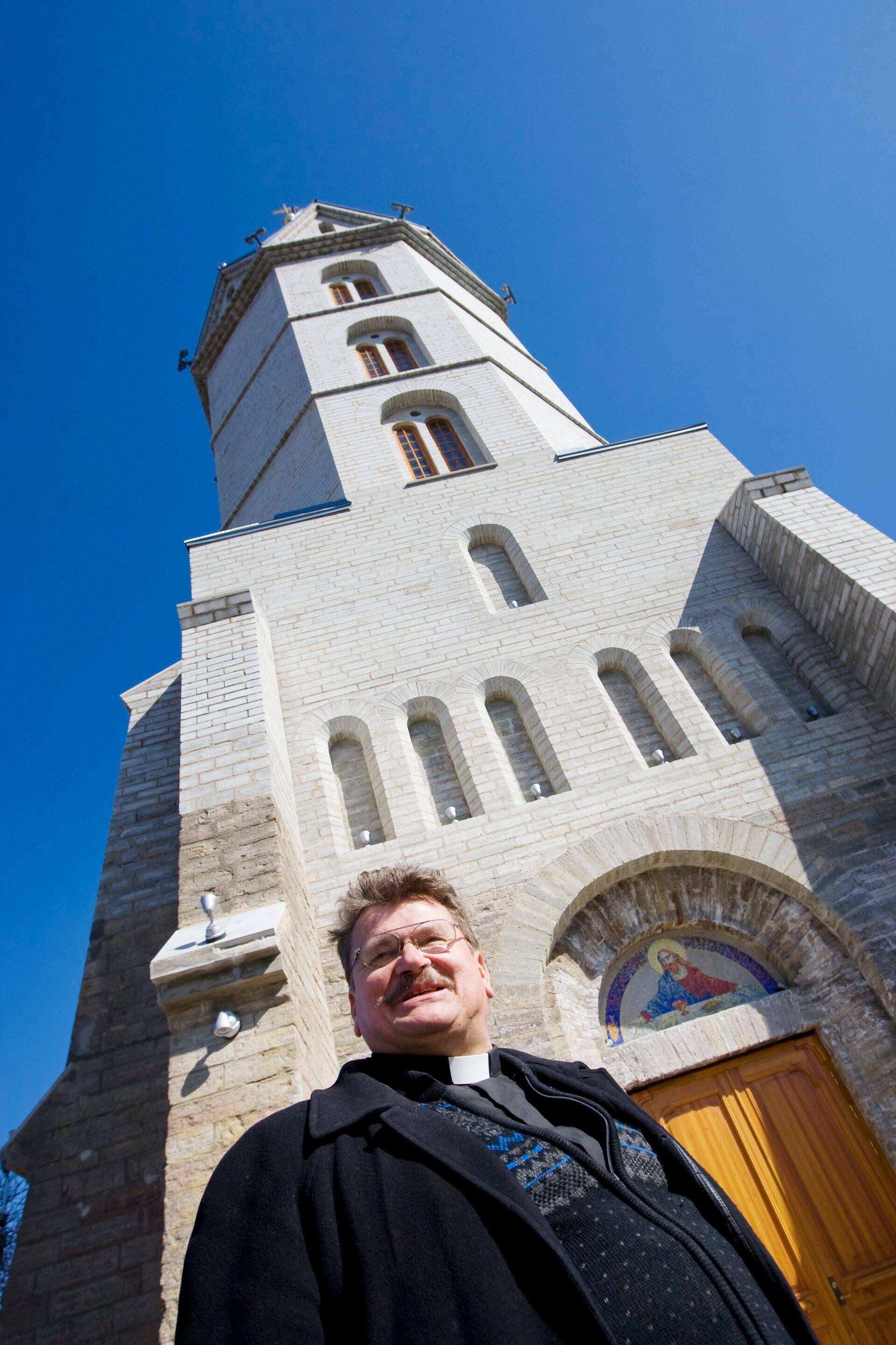 Narva Aleksandri kiriku õpetaja Villu Jürjo 2009. aastal Aleksandri kirku ees.