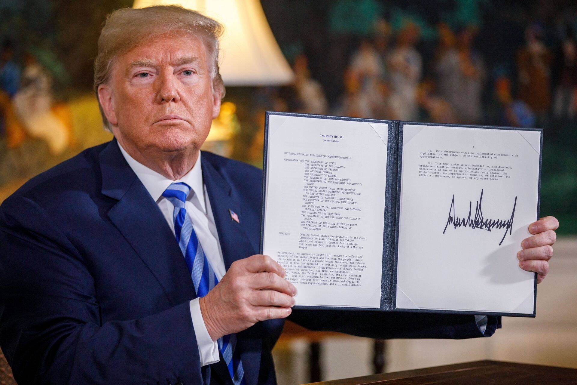 USA president Donald Trump näitab Iraani tuumaleppest lahkumise otsust