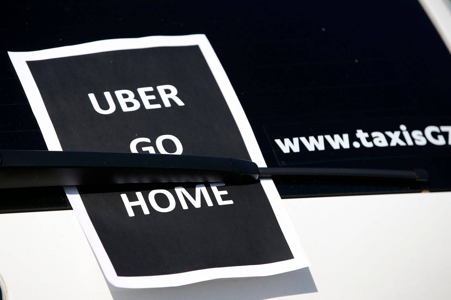 Lendleht Prantsusmaa taksojuhtide streigilt käsib Uberil koju minna.