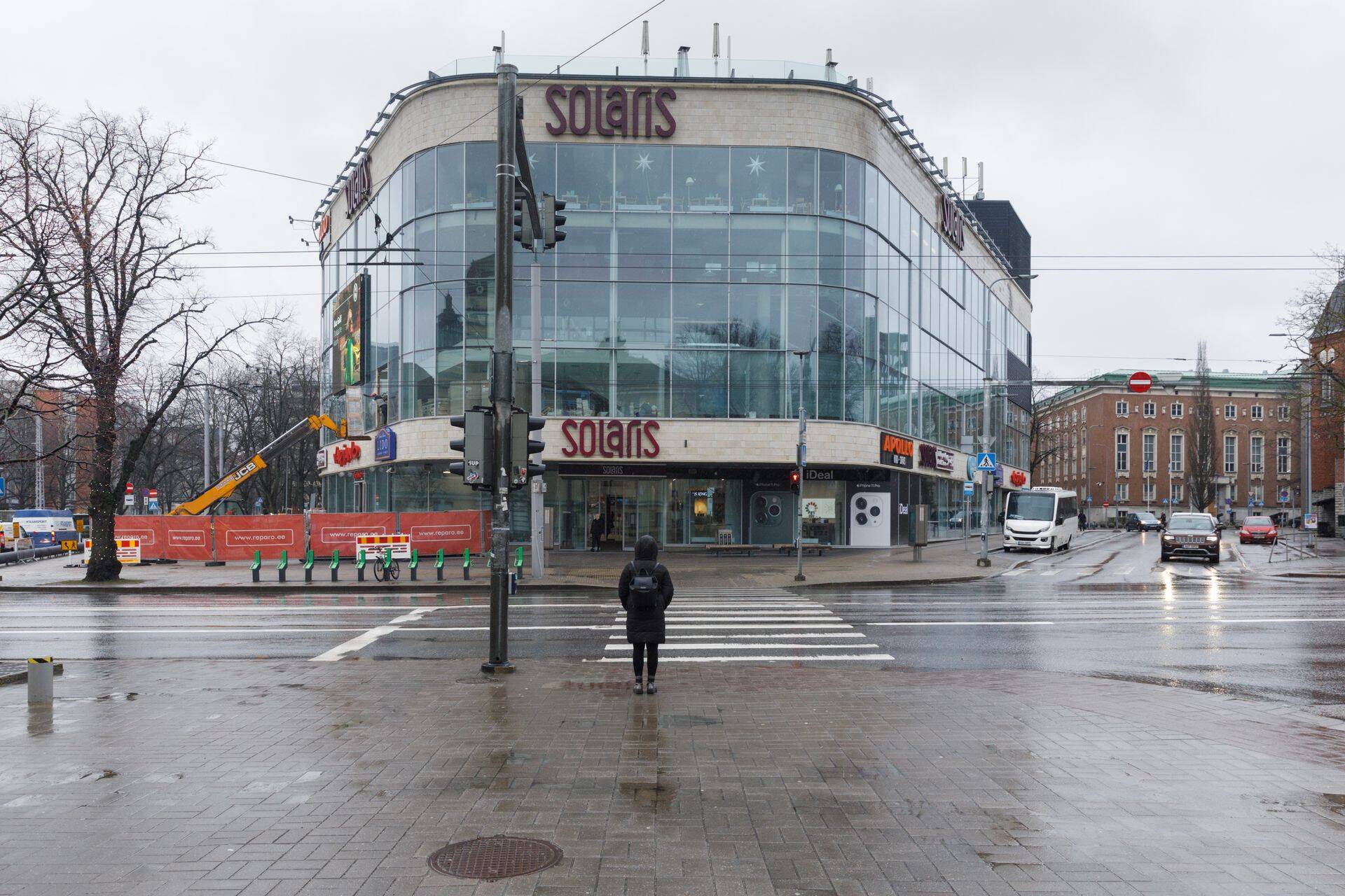 Solarise keskust omav Rootsi kinnisvarafond pani turu testimiseks müüki neli suurt kauplusehoonet, kus on sees üürnikud Bauhof ja A1000 Market.