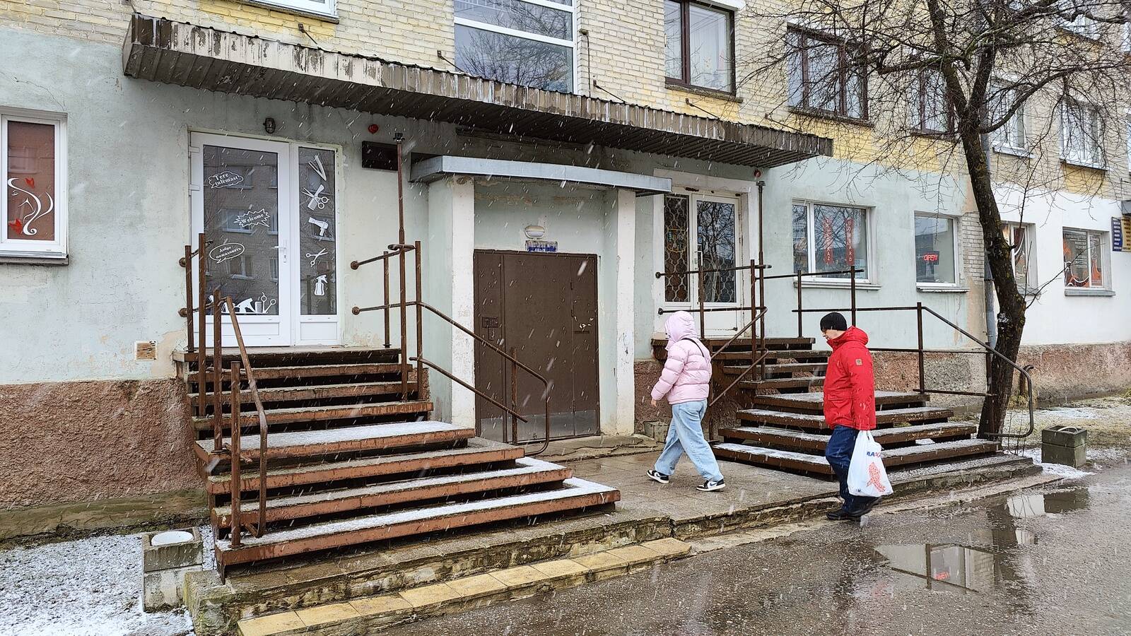 Первый этаж жилого дома в центре Нарвы постепенно заняли различные мелкие бизнесы.