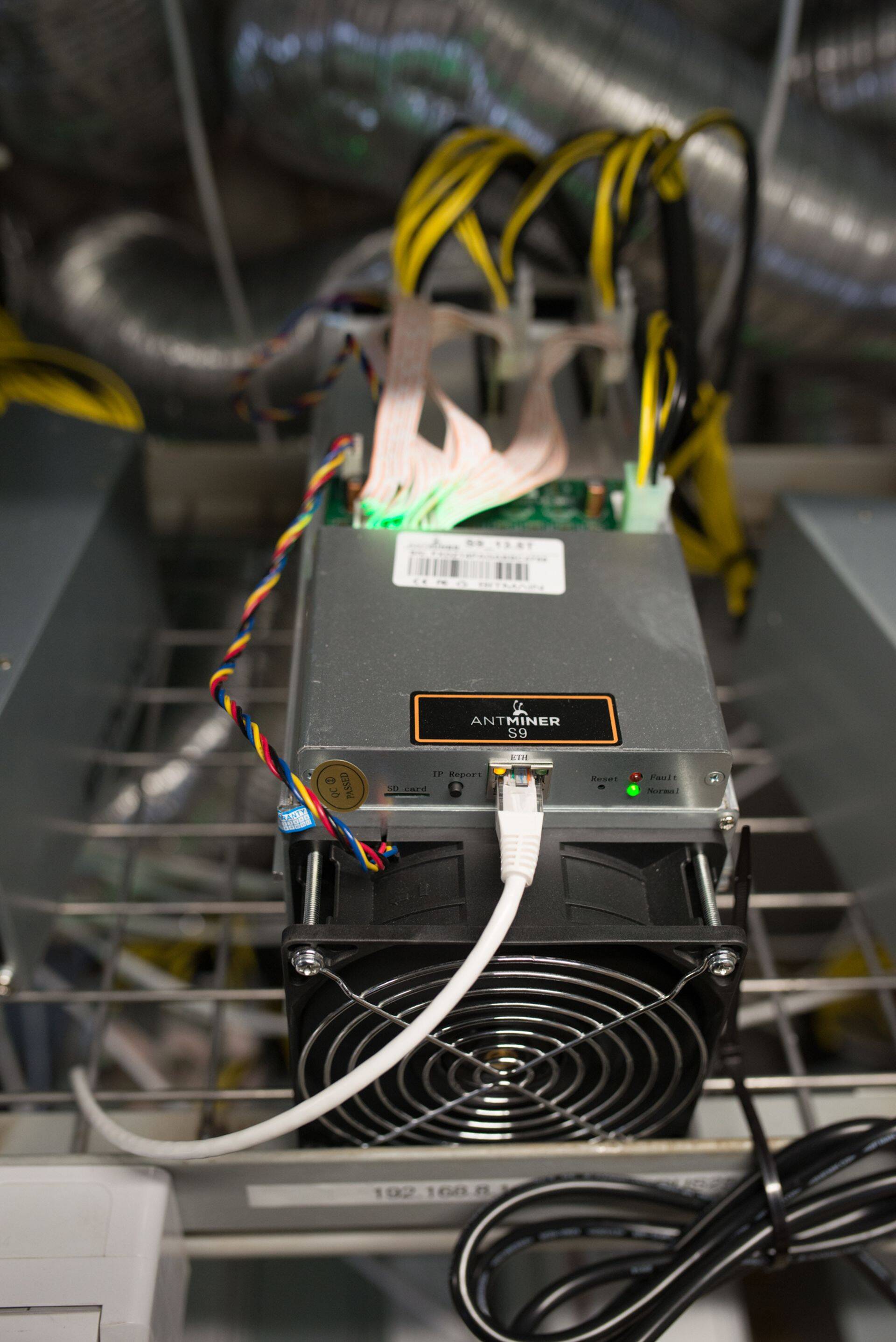 Hermes Brambat peab kõige mõistlikumaks kasutada konteinerkaevandustes Bitmaini Antmineri kaevureid, mis tulevad Hiinast valmiskujul.