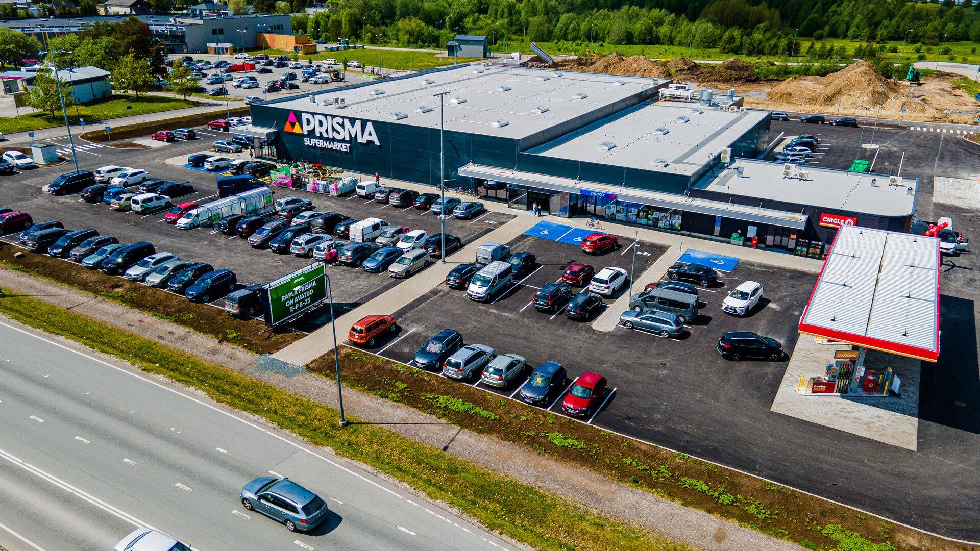 Keskuste ja teiste suurte ehituste juures on külastajatele tihti pinnuks silmas kitsad ja vähesed parkimiskohad. Risti Kaubanduskeskuse parklas on täidetud kõige uuemad ja rangemad nõuded ja ka sisse- ning väljapääse on piisavalt. „Hetkel ootame Transpordiametilt veel viimast kooskõlastust, et saaks teha kõrvaltänaval liikluskorralduses muudatuse, mis liiklemise veelgi sujuvamaks ja lihtsamaks muudab.