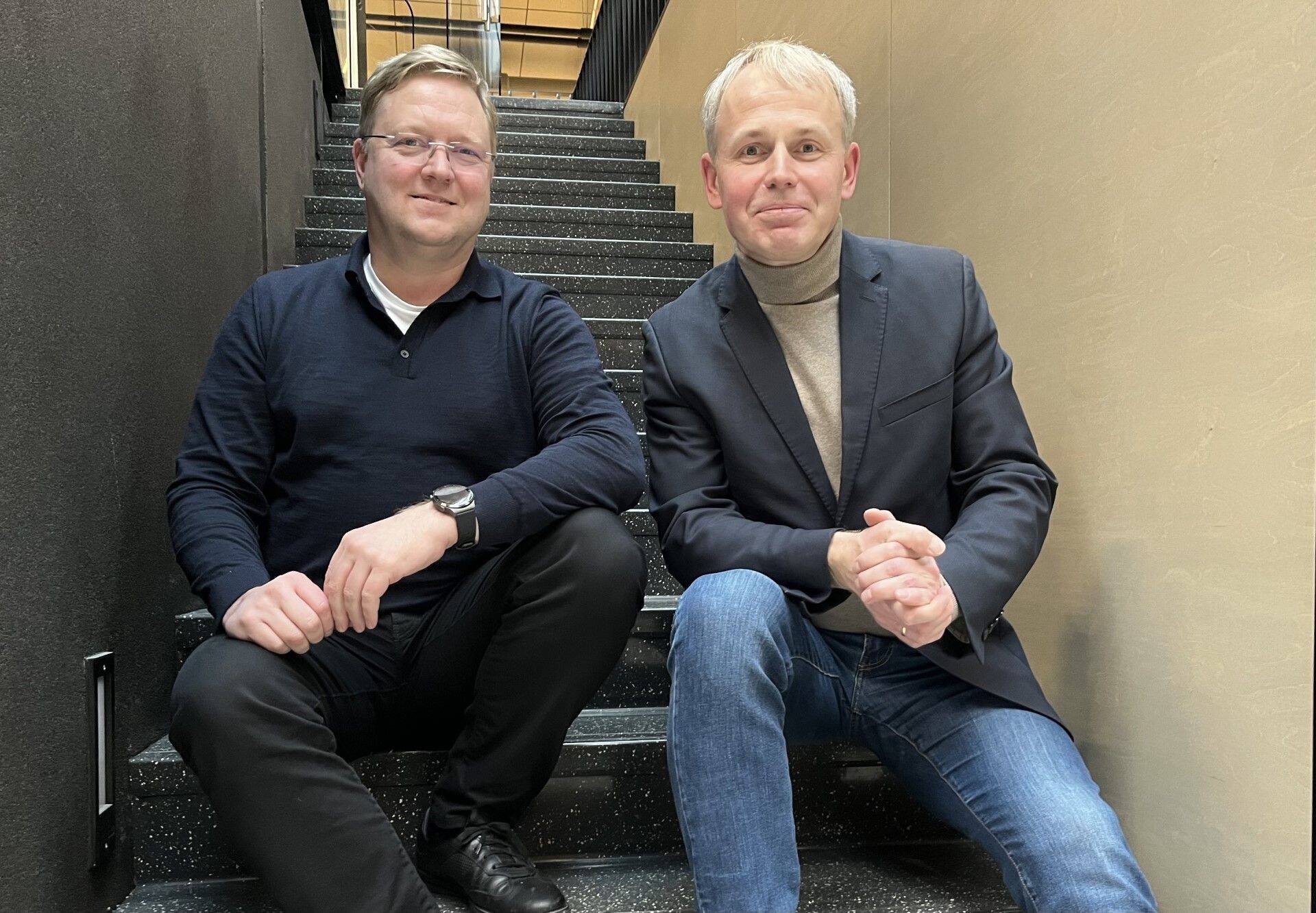 Logistikaettevõtte Nordneti juht Madis Laansalu (vasakul) on üheks suurtoetajaks Eesti Filharmoonia kammerkoorile. Kammerkoori tegevjuht Esper Linnamägi on paremal.