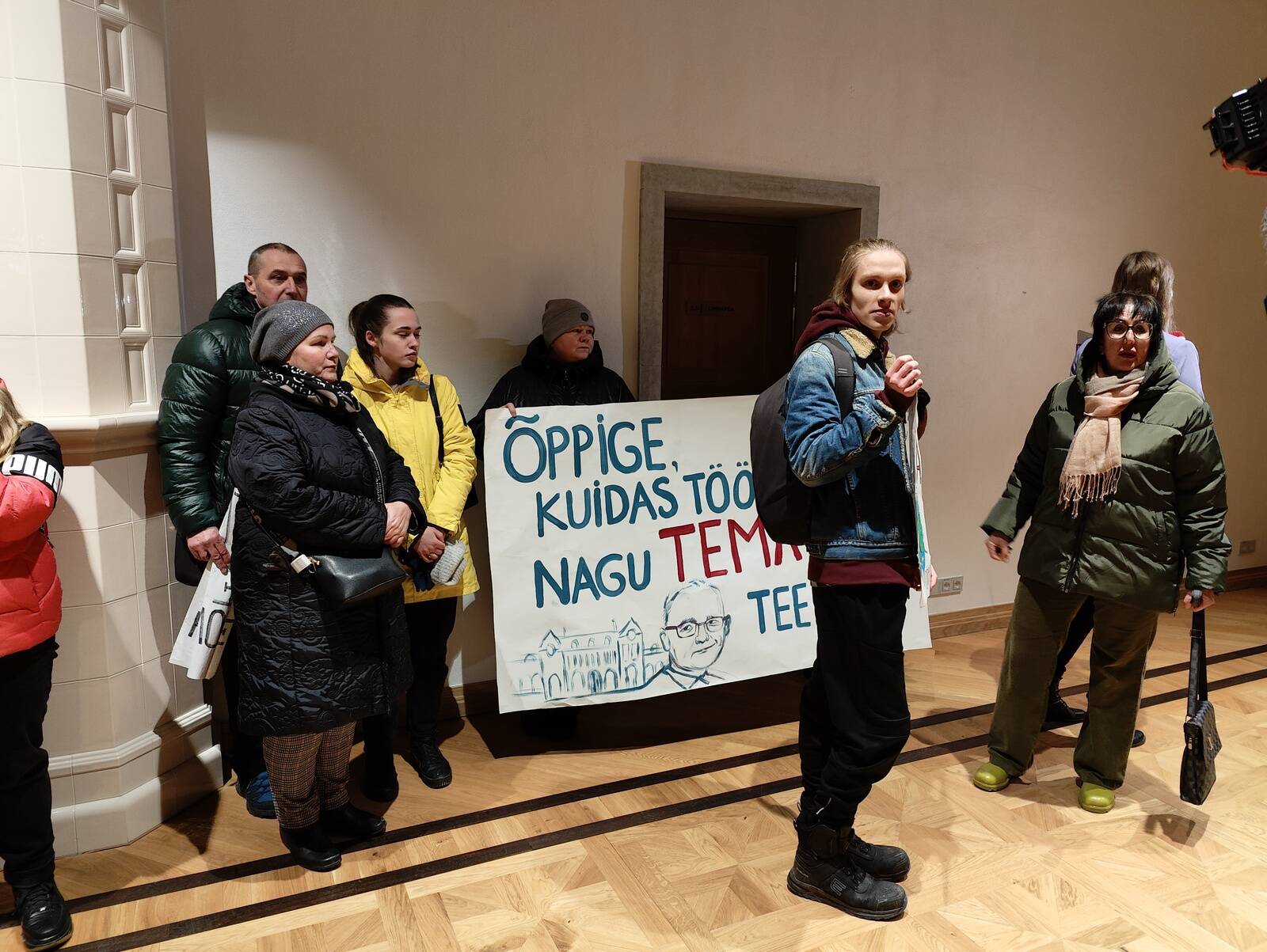Участники демонстрации пытались открыть дверь в кабинет мэра Нарвы, стучались в нее, но безрезультатно.