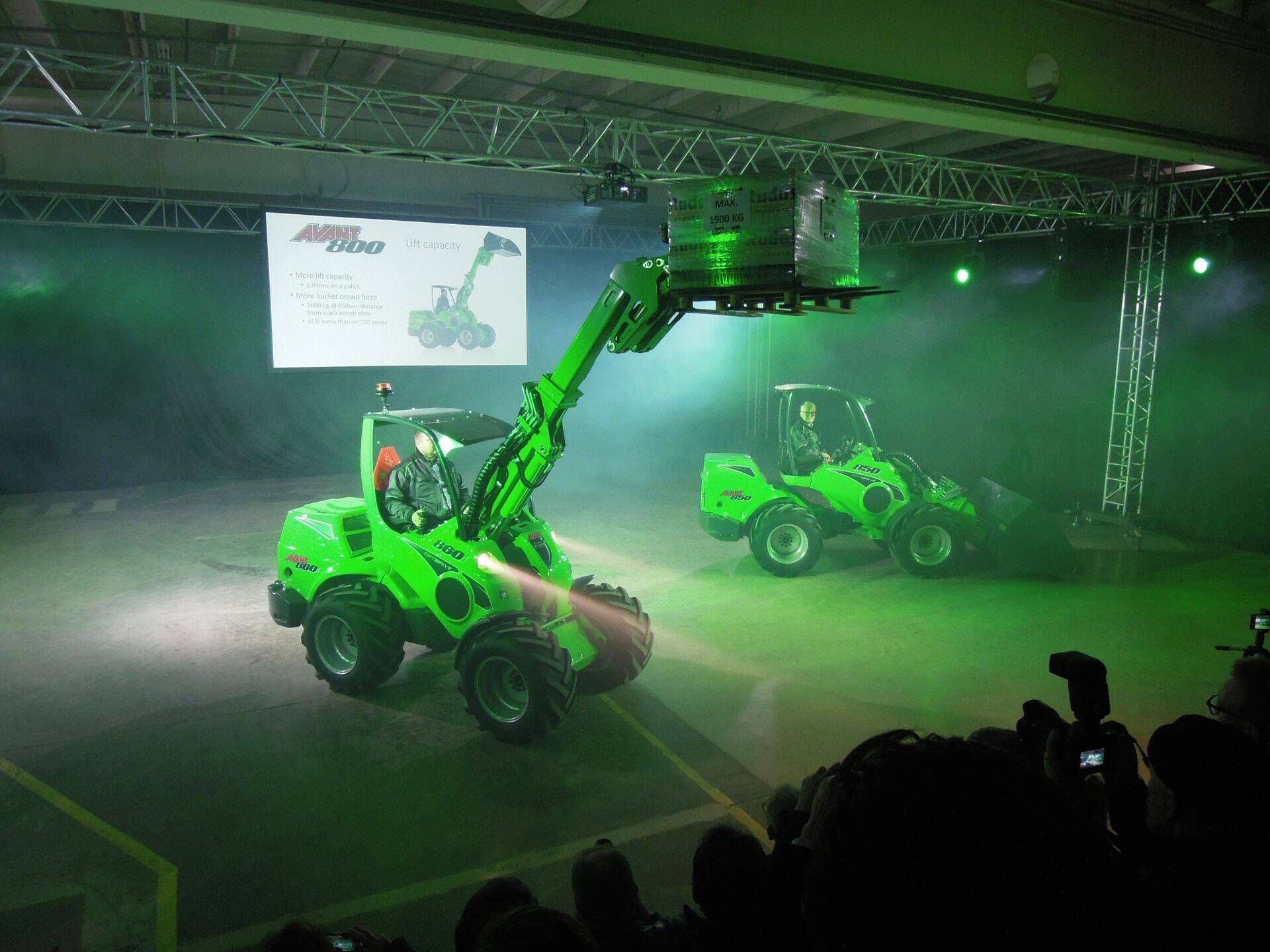 Uus Avant 800-seeria suudab tõsta 1,9 tonnise aluse 3,5 meetri kõrgusele.