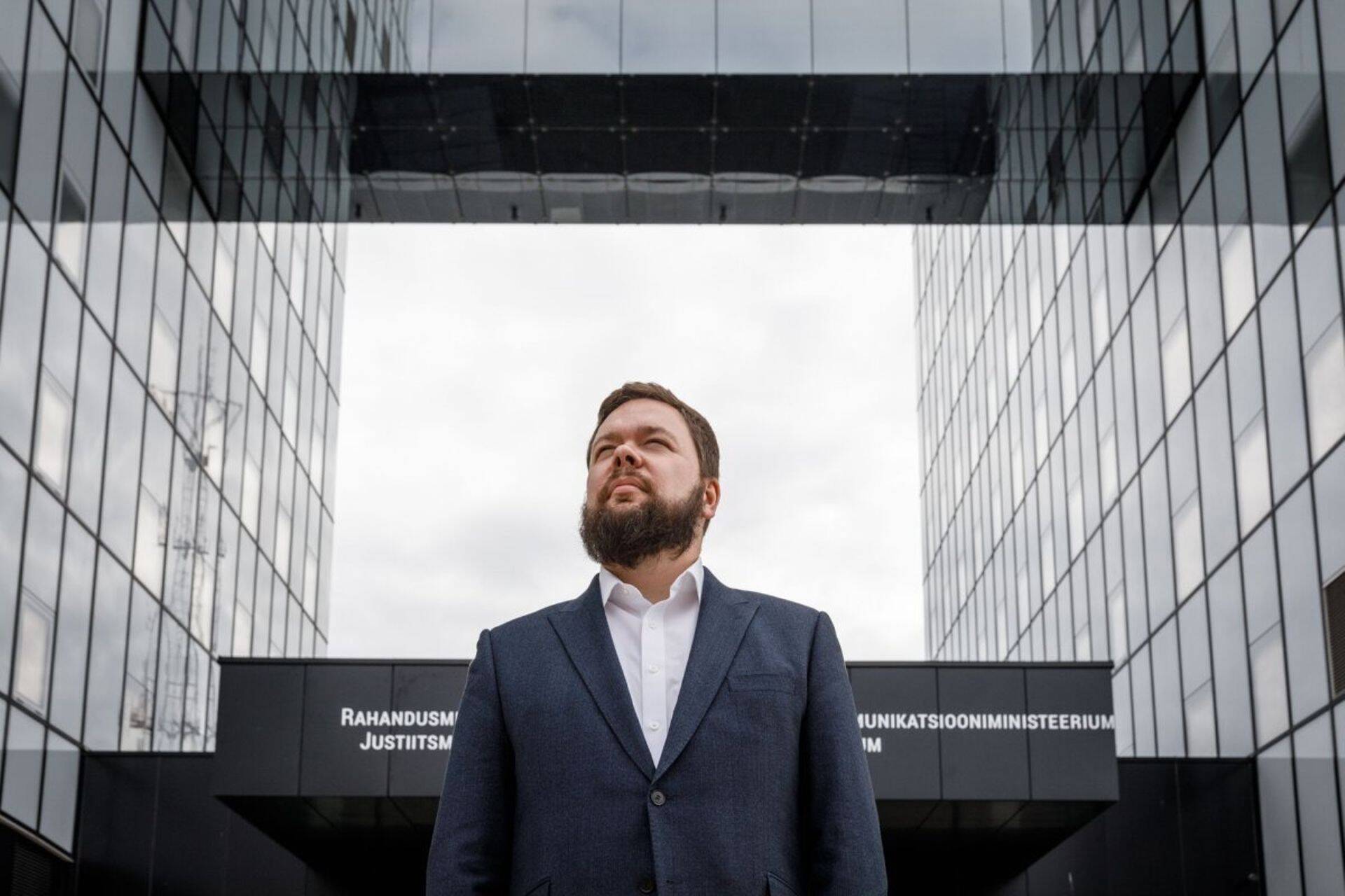 Министр внешней торговли и инфотехнологий Каймар Кару не следовал линии партии во многих важных для избирателей EKRE вопросах и потому лишился должности.
