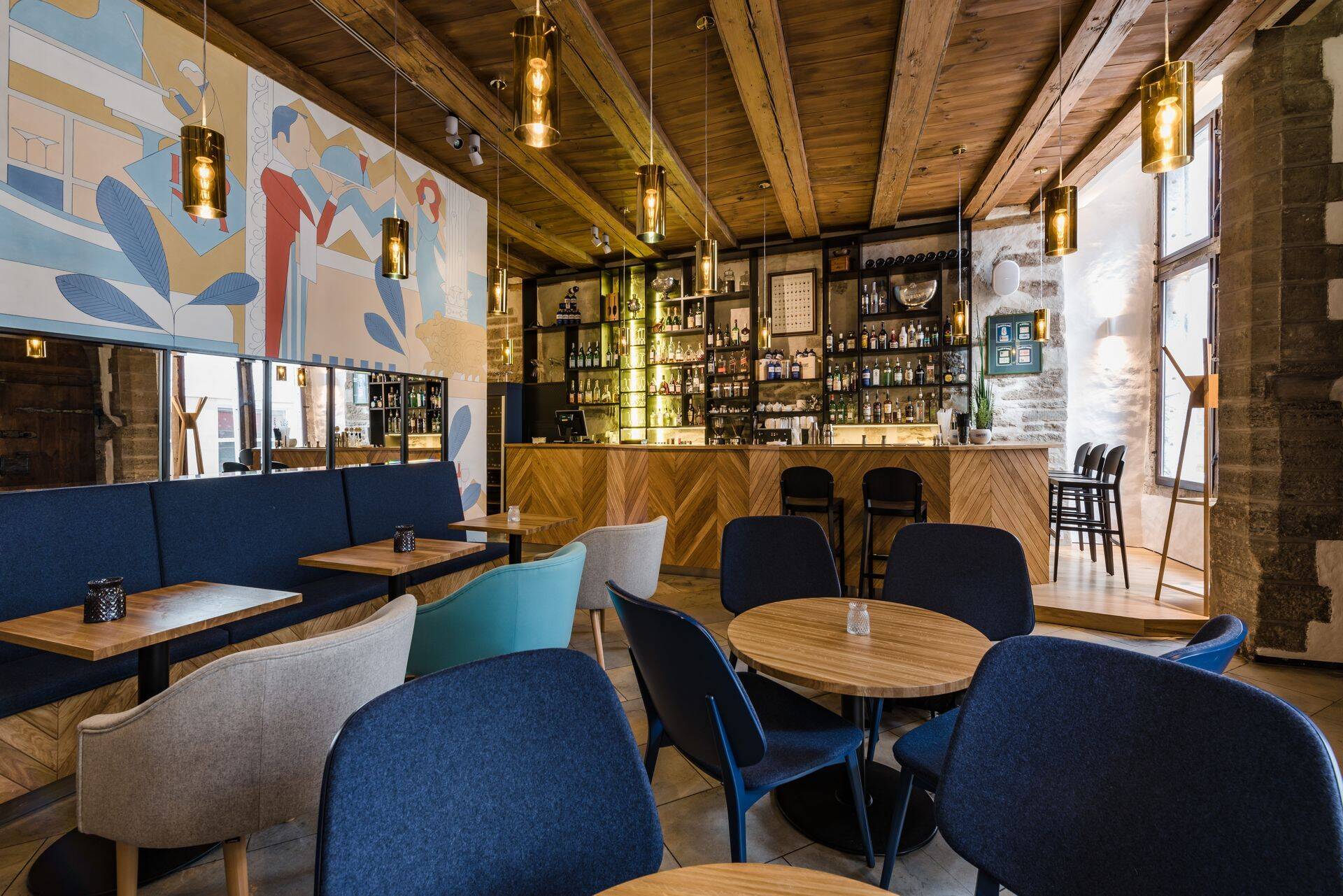 Restoran läbis hiljuti tõelise imagomuutuse - Bonaparte´st sai Bona ja peenest restoranist hubane söögikoht.