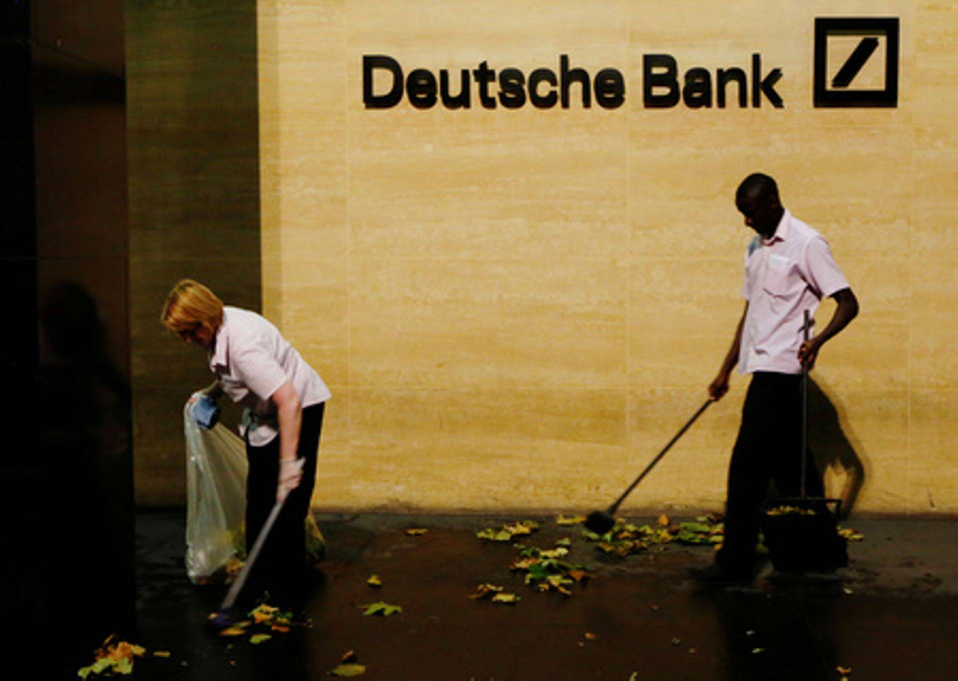 FT сообщила о возможном выводе Deutsche Bank €450 млрд активов из Лондона
