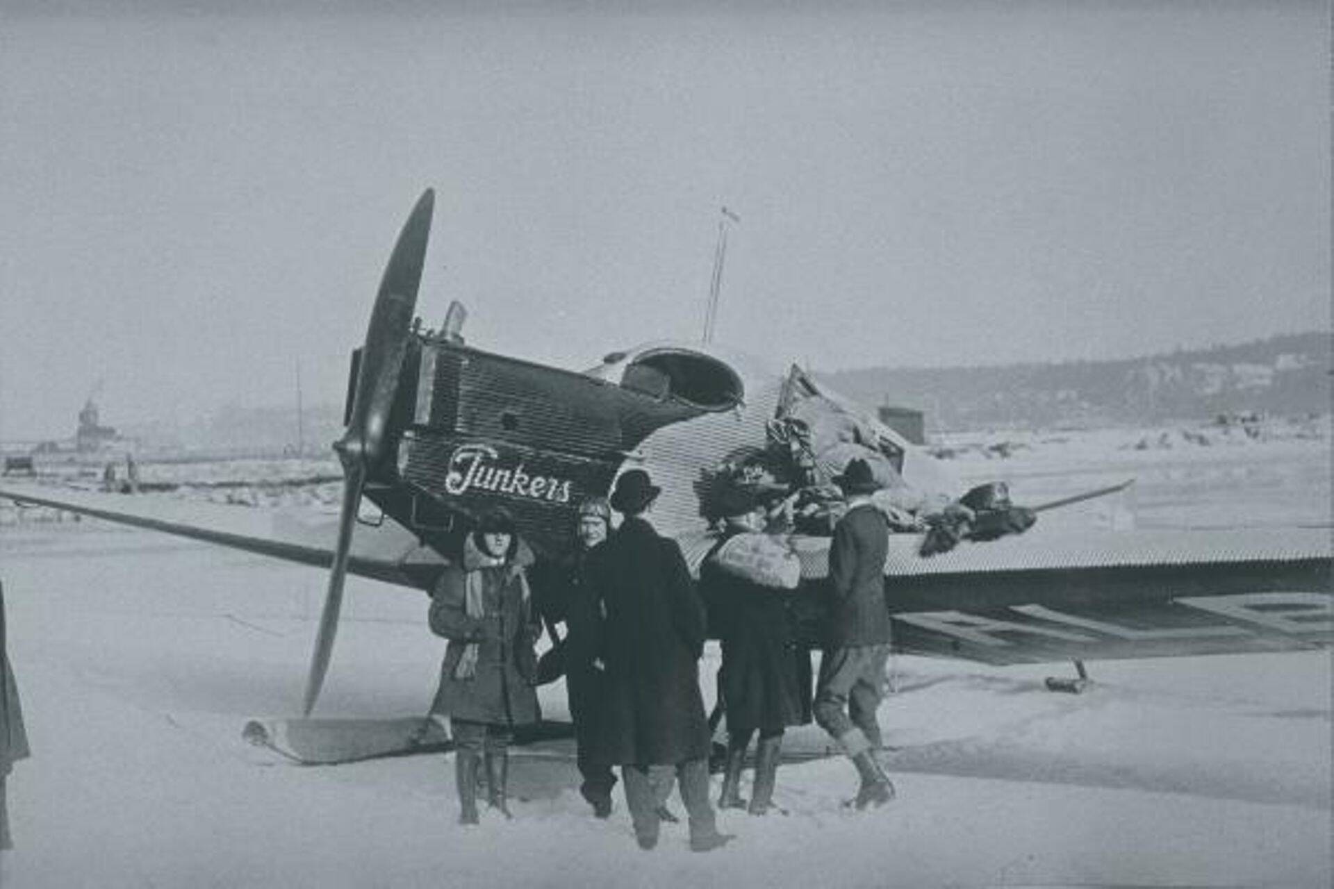 Esimene lend Tallinna ja Helsingi vahel