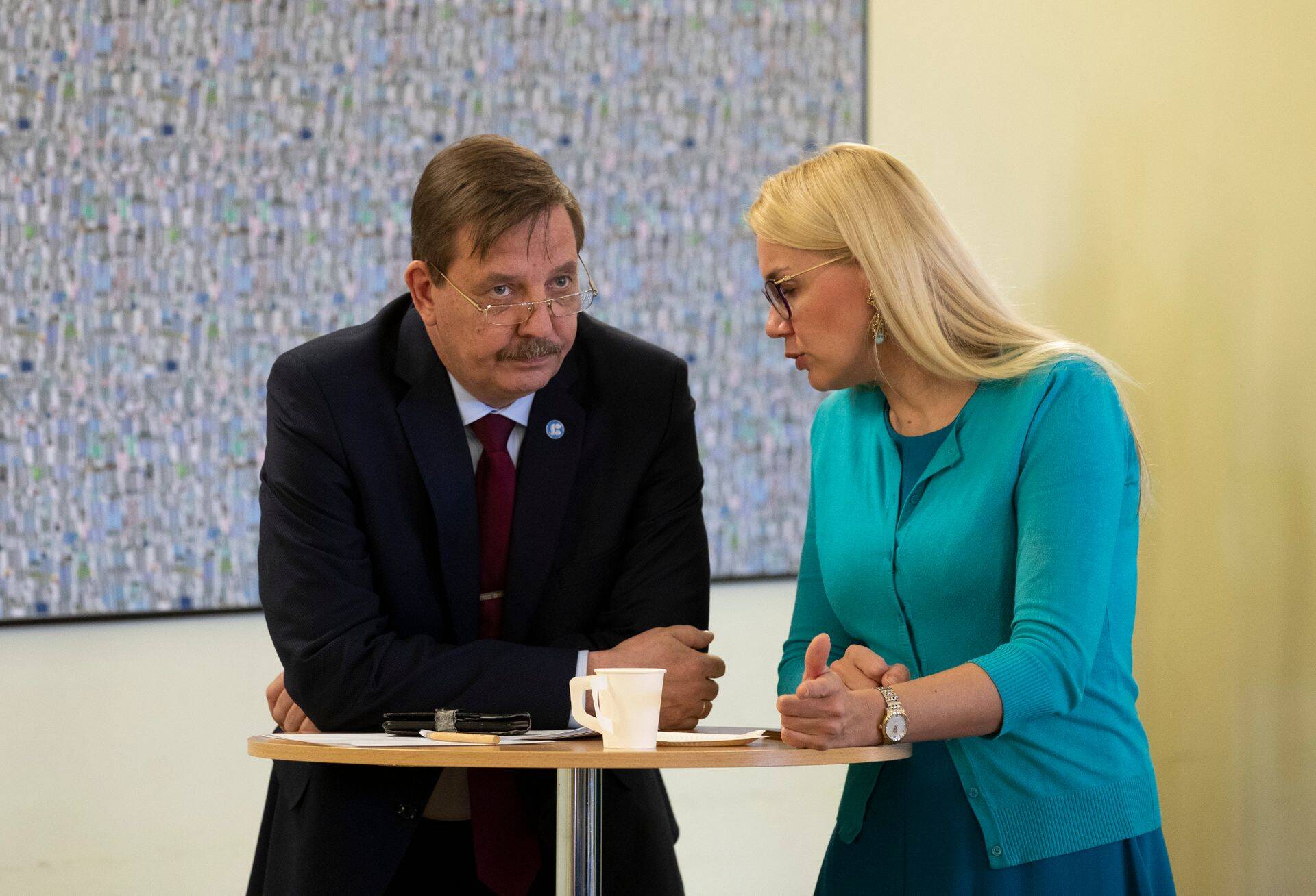 Kõrvuti tulevane ja praegune majandusminister: Taavi Aas ja Kadri Simson. Aas avaldab neljapäevases hommikuprogrammis seda, mis muutub võrreldes Simsoni valitsemisajaga.
