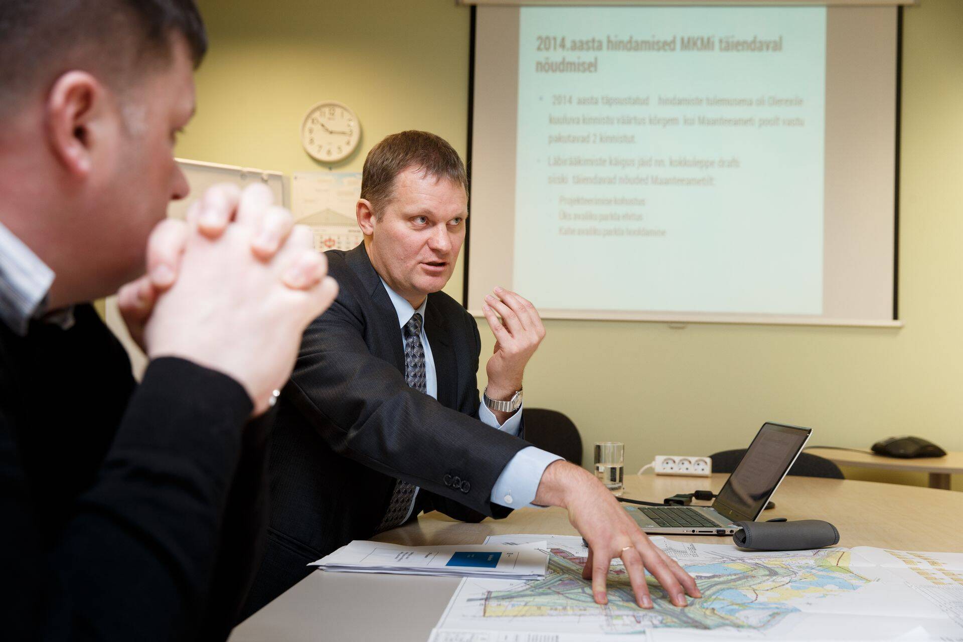 Maanteeameti peadirektori asetäitja ehituse ja arengu alal Kaupo Sirk uut Väo liiklussõlme detailplaneeringut tutvustamas.