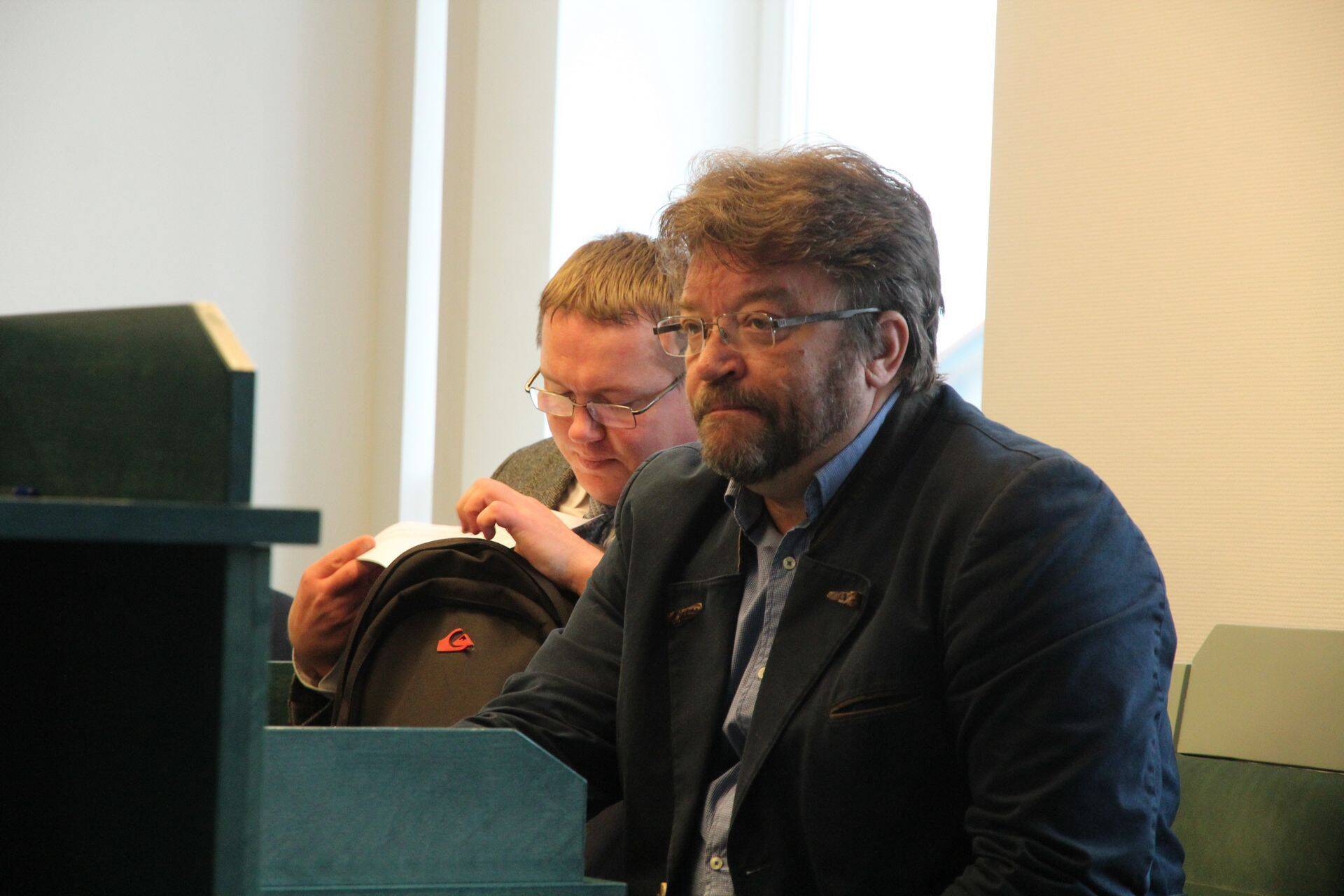 Nõva vallavanem Deiw Rahumägi (paremal) eelmise aasta oktoobris Pärnu maakohtus istungil.
