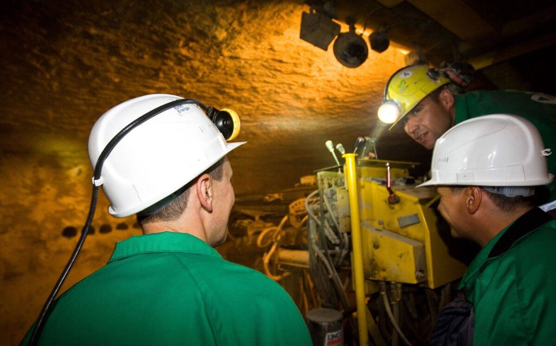 Добыча сланца на шахте "Эстония" в волости Алутагузе временно приостановлена, поскольку у одного из шахтеров в среду диагностировали коронавирус.