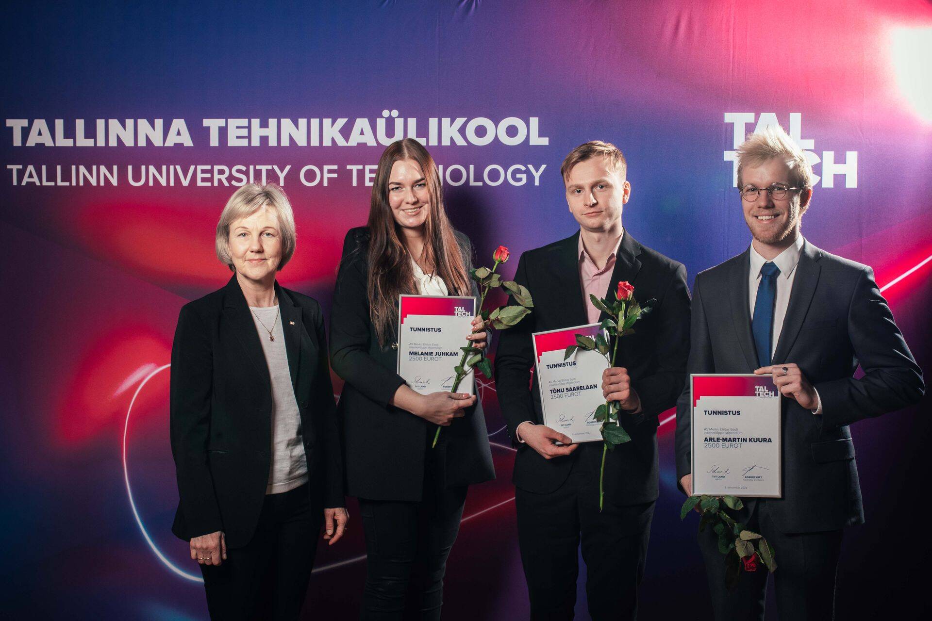 Ene Tüvi (Merko Ehitus AS) ja stipendiaadid Melanie Juhkam, Tõnu Saarelaan ning Arle-Martin Kuura.