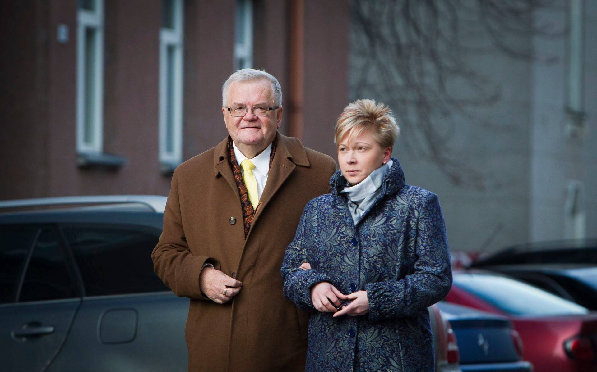 Edgar Savisaar ja Moonika Batrakova 2013. aastal majandusministeeriumi ees Keskerakonna korraldatud meeleavaldusel.