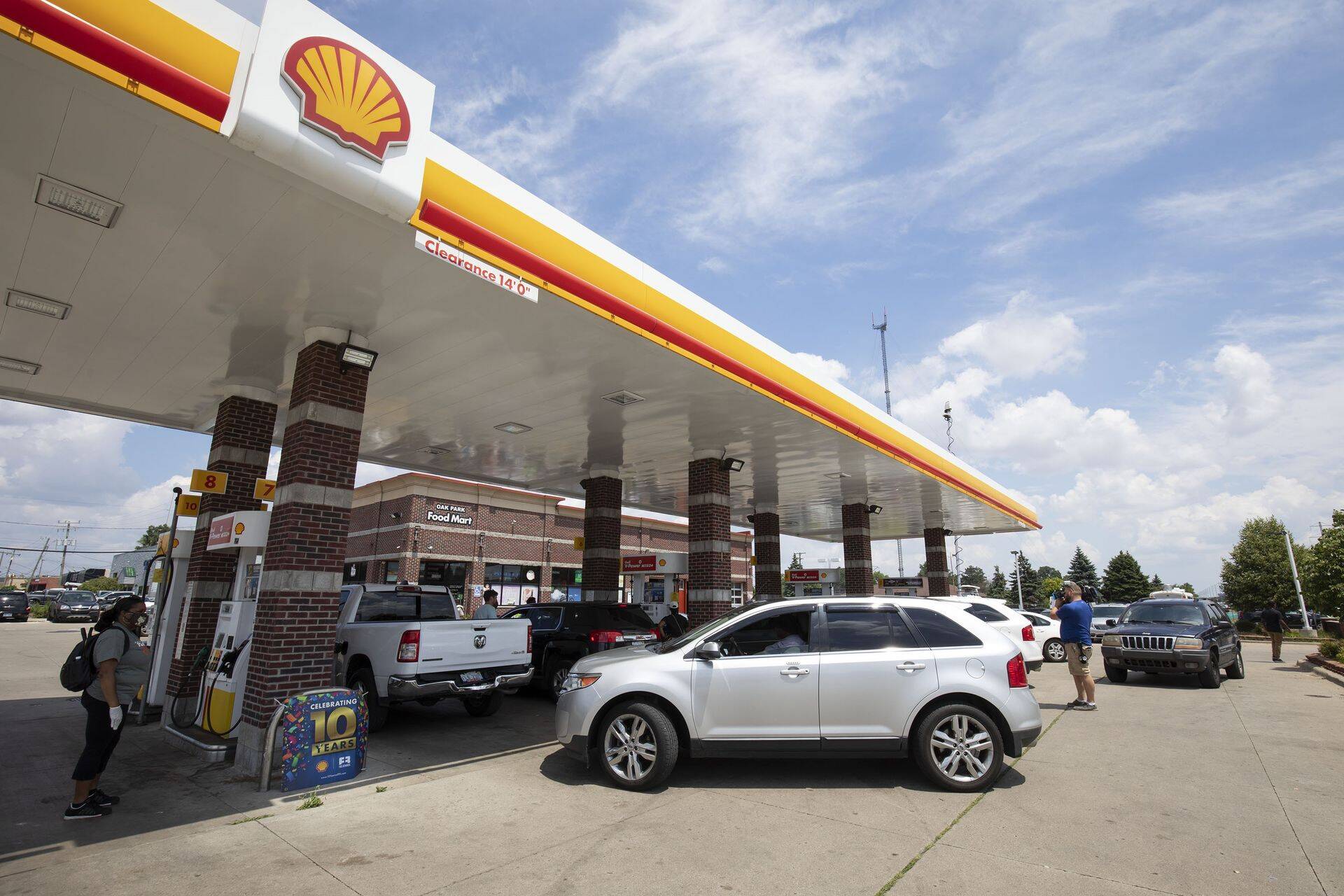 Shell kiirendas aktsiate tagasiostmist kõrgete nafta- ja gaasihindade tõttu pärast rekordkasumist teavitamist.