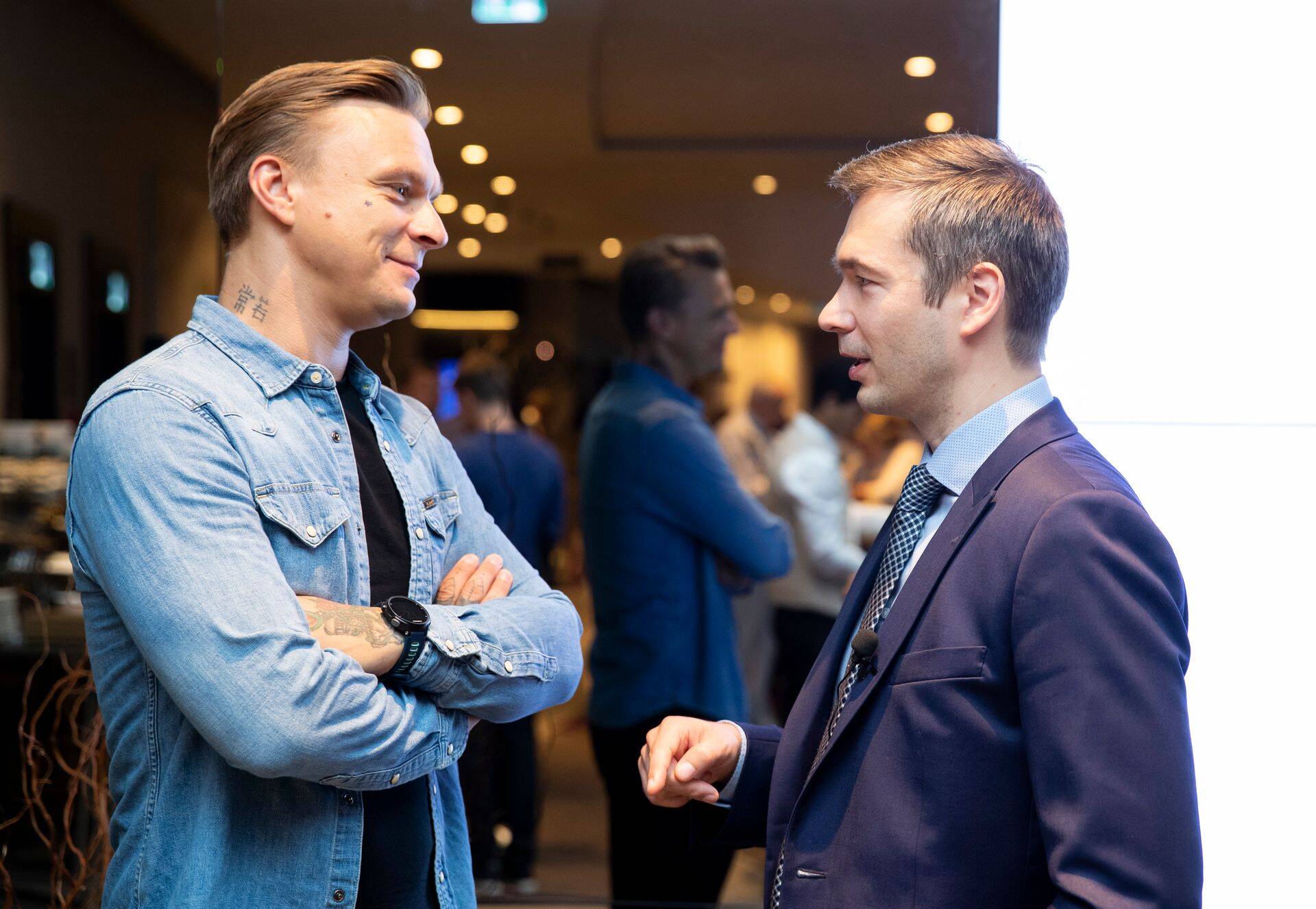 Tanelile meeldib aktsionäride koosolekuid külastada. LHV Groupi juhi Madis Toomsaluga jätkub tal juttu kauaks.