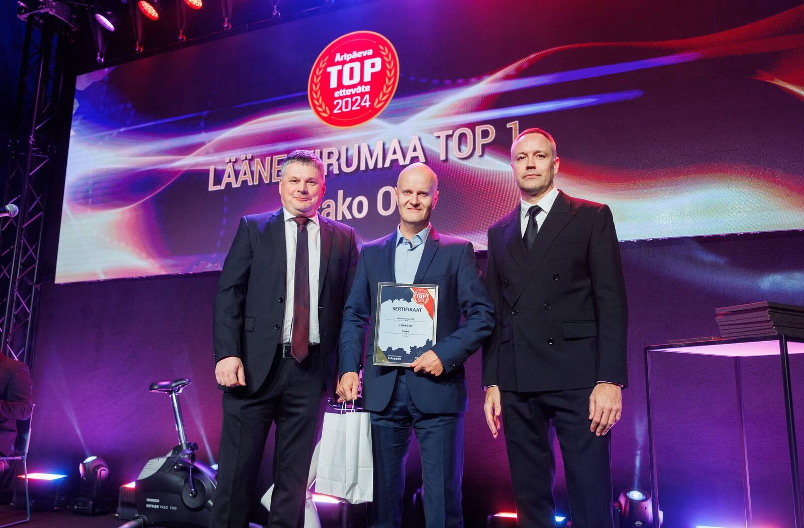 Neljapäeva õhtul Tallinnas Lennusadamas toimunud TOP 100 auhinnagalal võttis Lääne-Virumaa edukama ettevõtte tiitli vastu Lisako omanik Aivo Saar (keskel). Auhinna andsid talle üle Lääne-Virumaa Uudiste peatoimetaja Aivar Hundimägi ja Coop Panga juhatuse liige Arko Kurtmann.