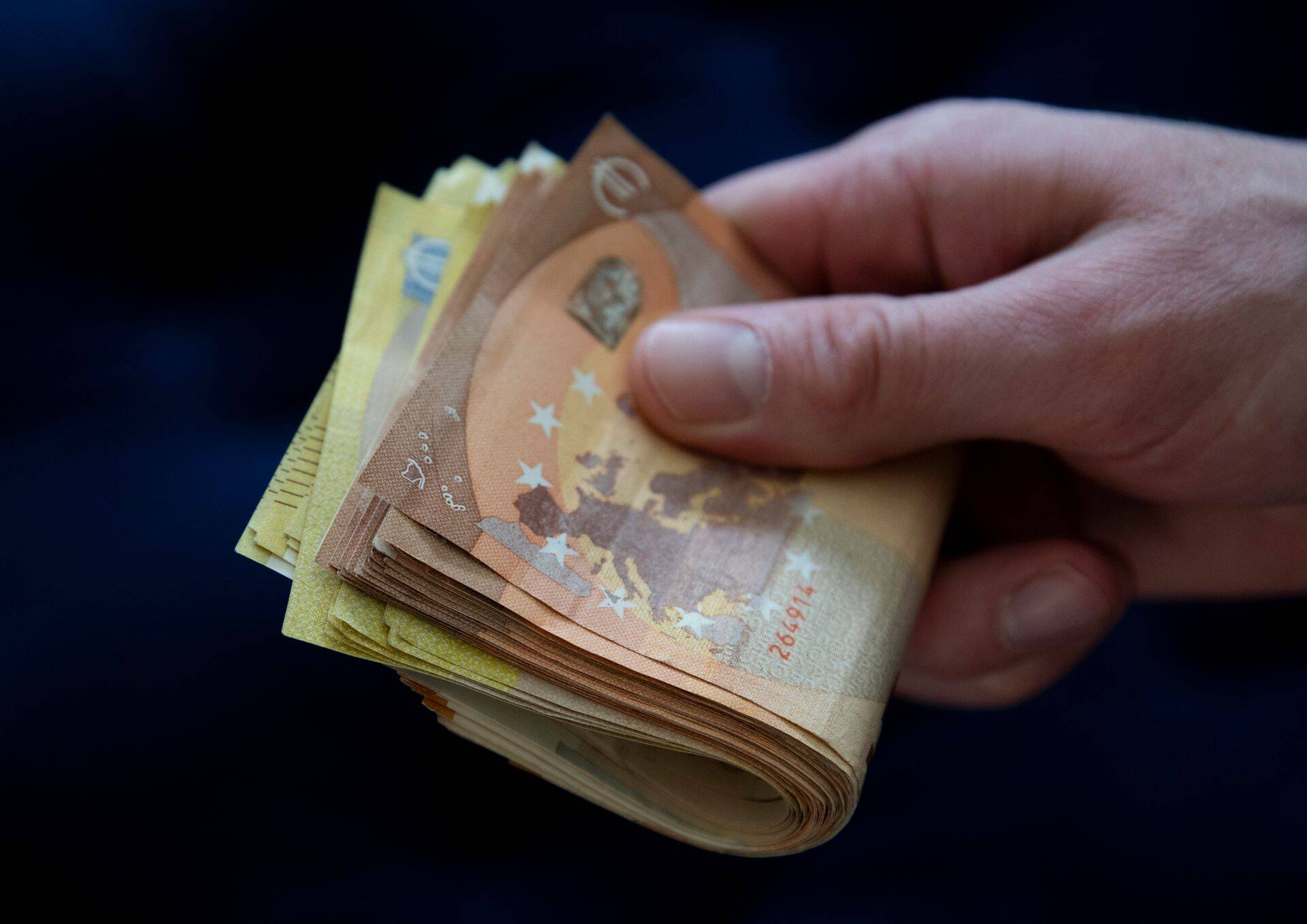 ЕС пытается бороться с отмыванием денег.