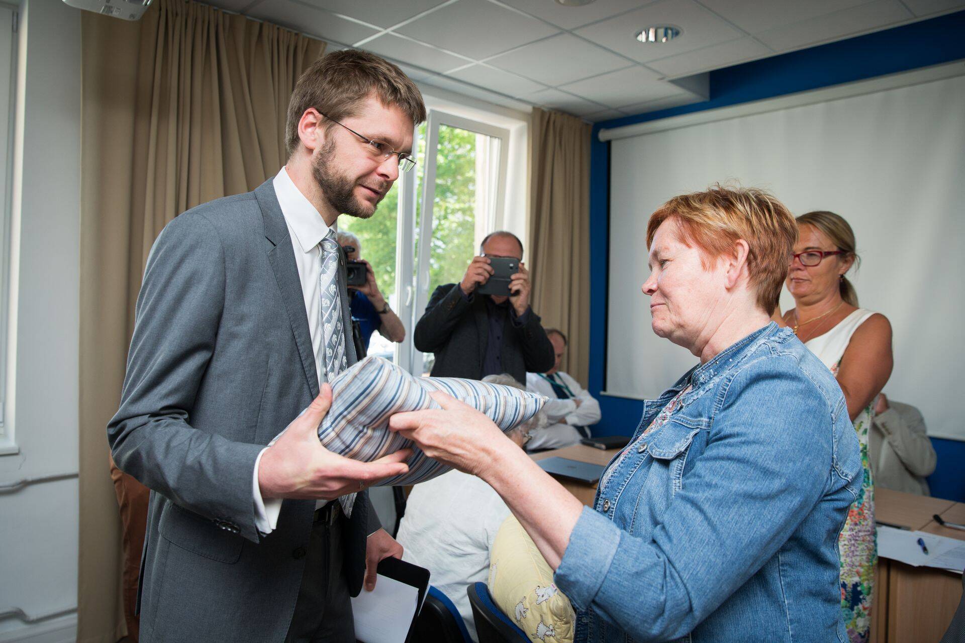 Padja üleandmine: tervise- ja tööminister Jevgeni Ossinovski võtab kingituse vastu arstide liidu peasekretärilt Katrin Rehemaalt.