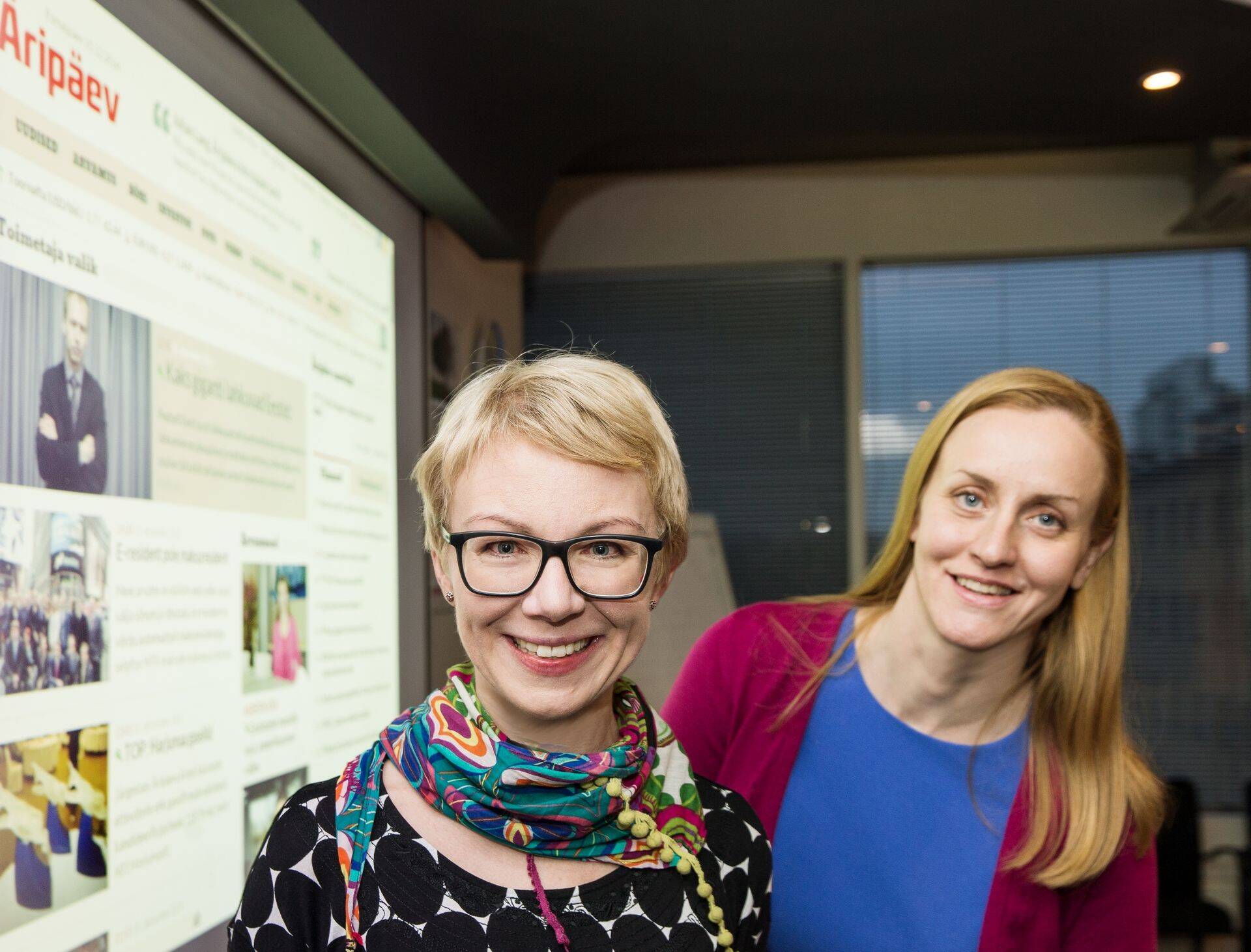 Kerttu Metsar Äripäevas töötamise päevil koos tolleaegse Äripäeva toimetaja Kristi Malmbergiga.