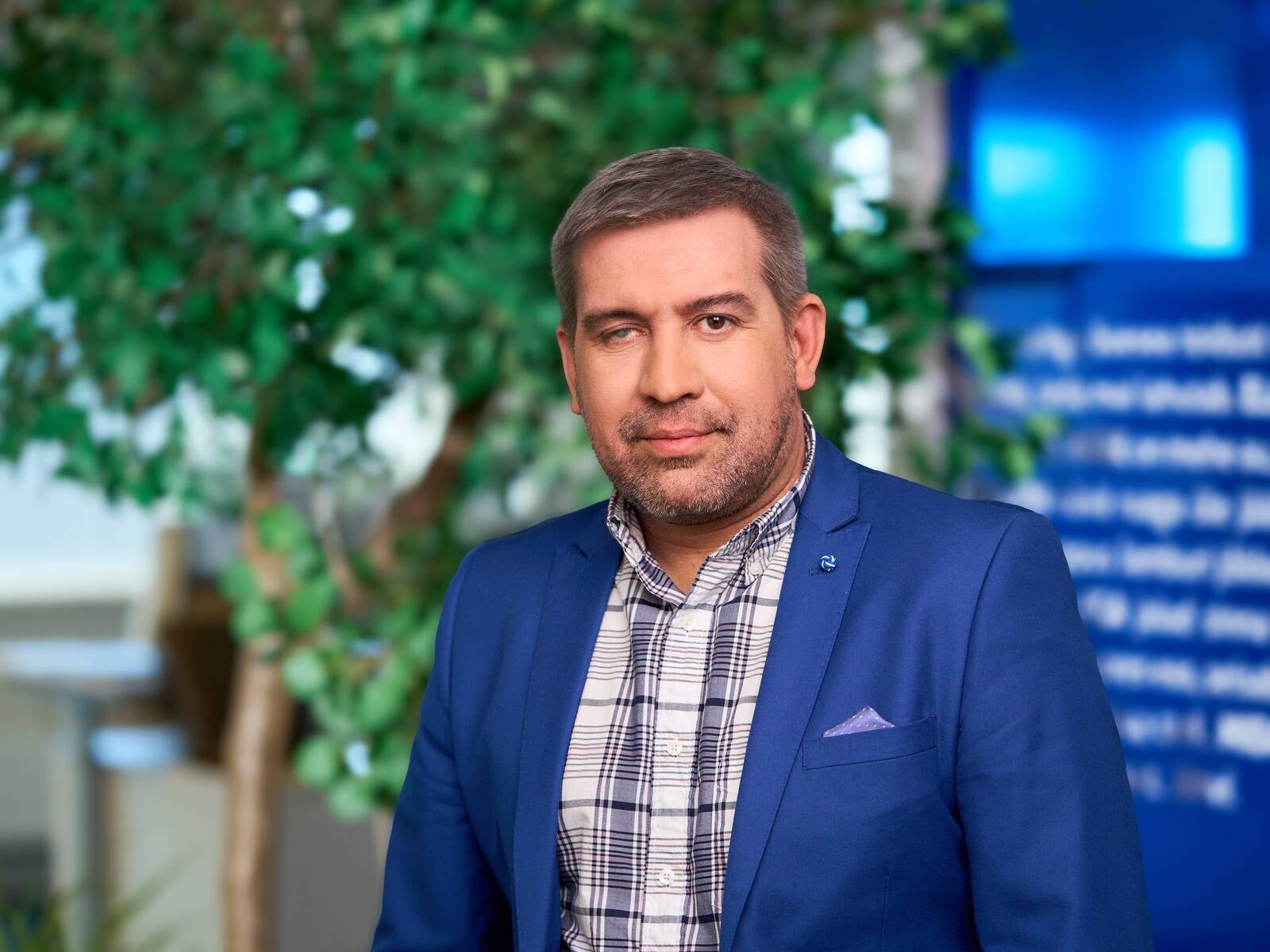 «Просто так прийти на работу и смотреть подряд, как новости, что у меня, у соседа или у врага (в банке – прим. ред.), – это просто незаконно», – говорит замдиректора по развитию Налогово-таможенного департамента Янек Розов.