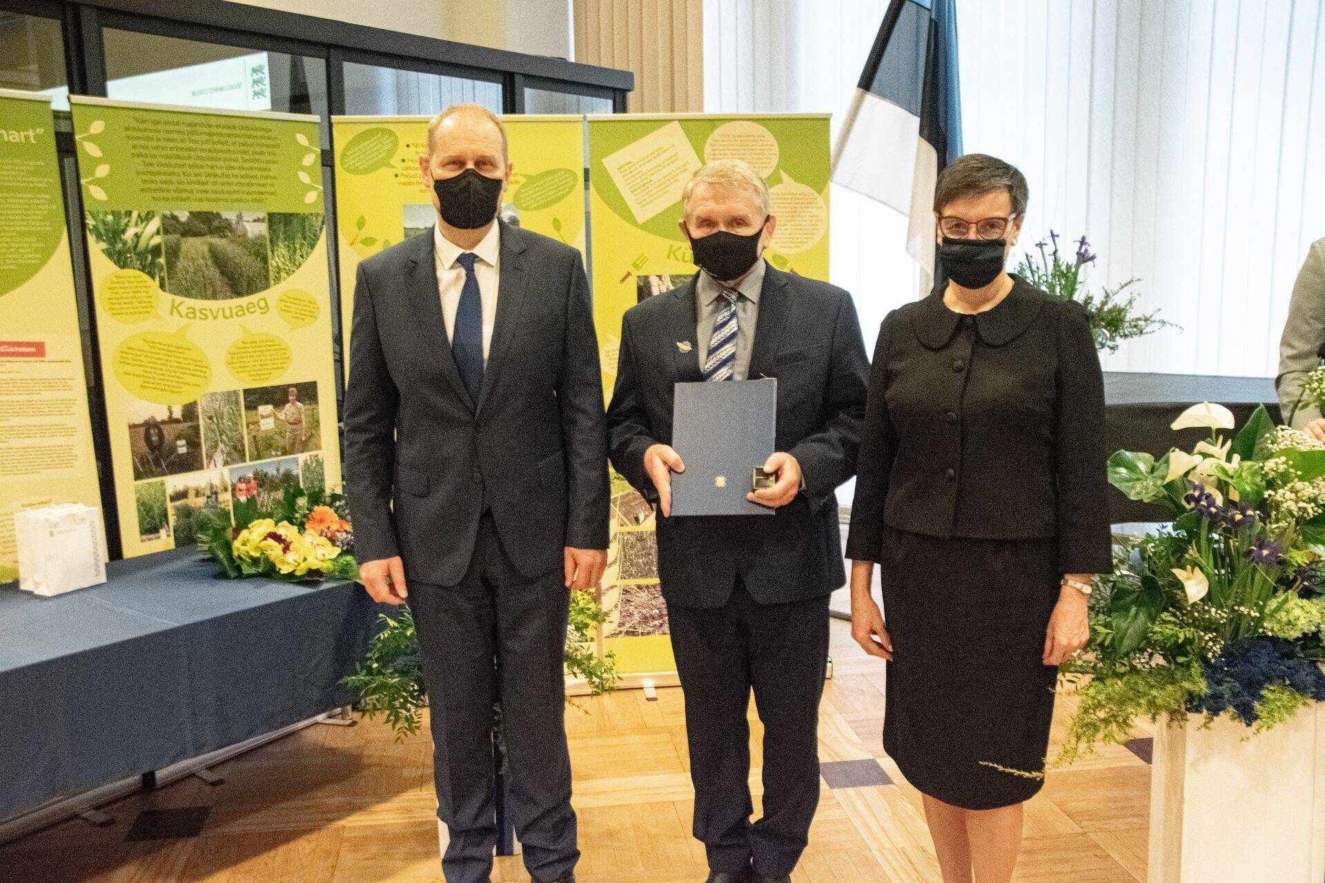 Maaeluminister jagas teenetemärke. Fotod: Maaeluministeerium