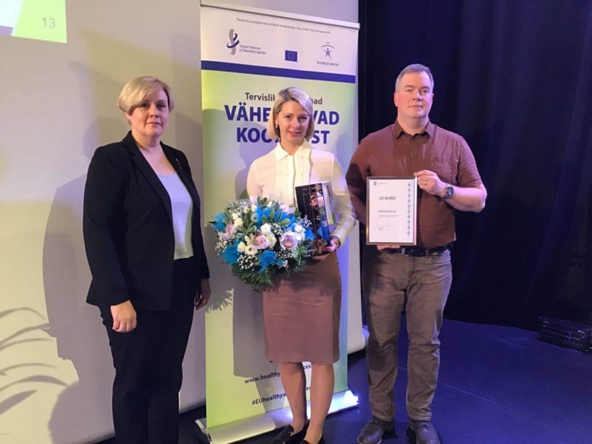 Eelmise aasta konkursi võitis Ericsson Eesti AS. Vasakult Tööinspektsiooni peadirektor Maret Maripuu, Ericsson Eesti endine personalijuht Katri Jürine ning Ericsson Eesti tööohutusjuht Semjon Galajev.