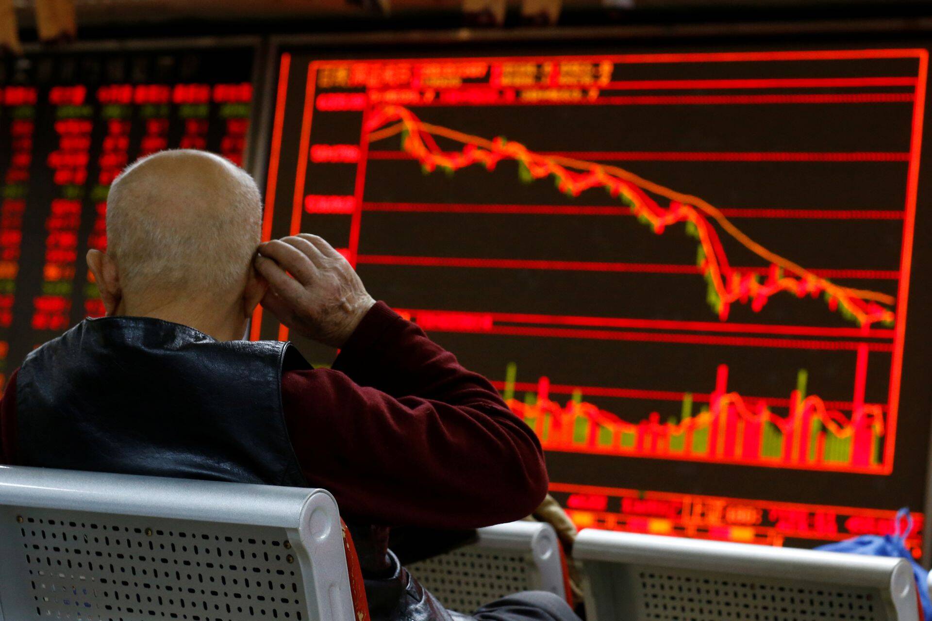 Investor on platvormi ees, mis näitab aktsiainformatsiooni Pekingis.