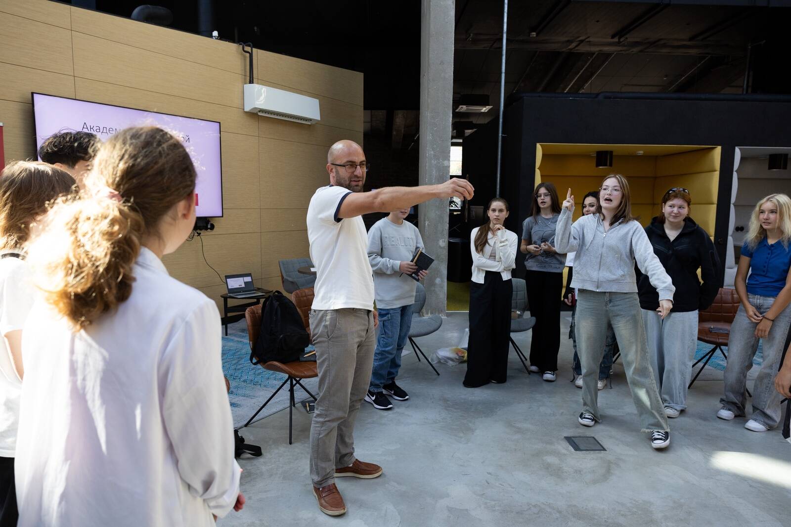 Разбираться в непростых темах финансов и инвестиций понятней и интересней с помощью практики, игр и личных примеров. Дмитрий Фефилов в кругу юных слушателей Академии.