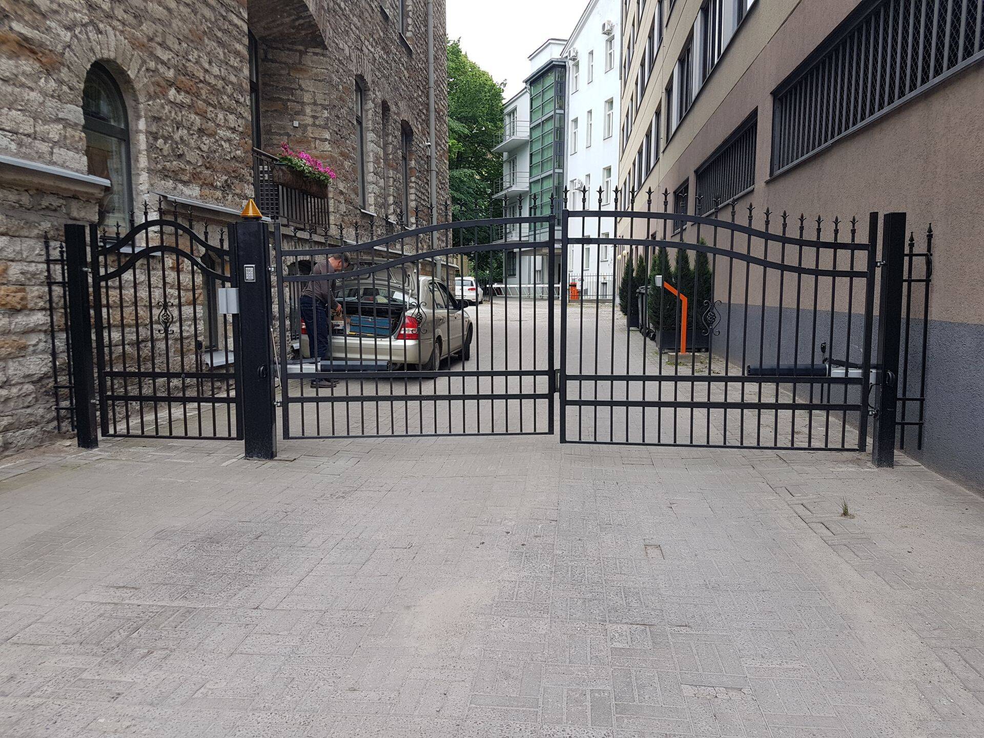 St. Barbara hotell – sepiselemendid ja -kaared lisavad väärikust igale väravale