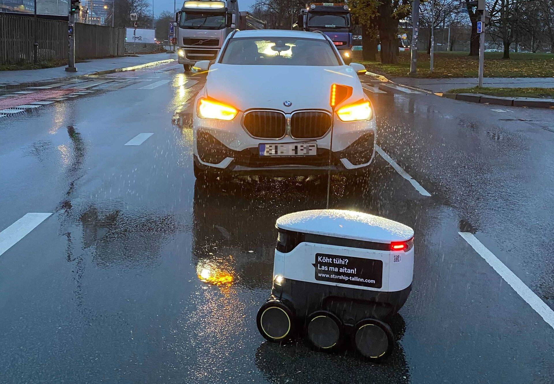 Robot paiskus ristmikule ja lohises 20 meetri kaugusele üle ristmiku kuni juht lõpuks pidama sai.