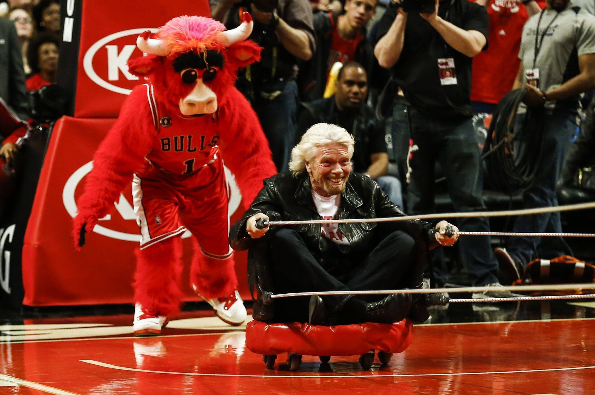 Elunautija Branson osales Chicago Bullsi ja Atlanta Hawksi vahelisel NBA korvpallimatšil meelelahutusprogrammis - inimbowlingus.