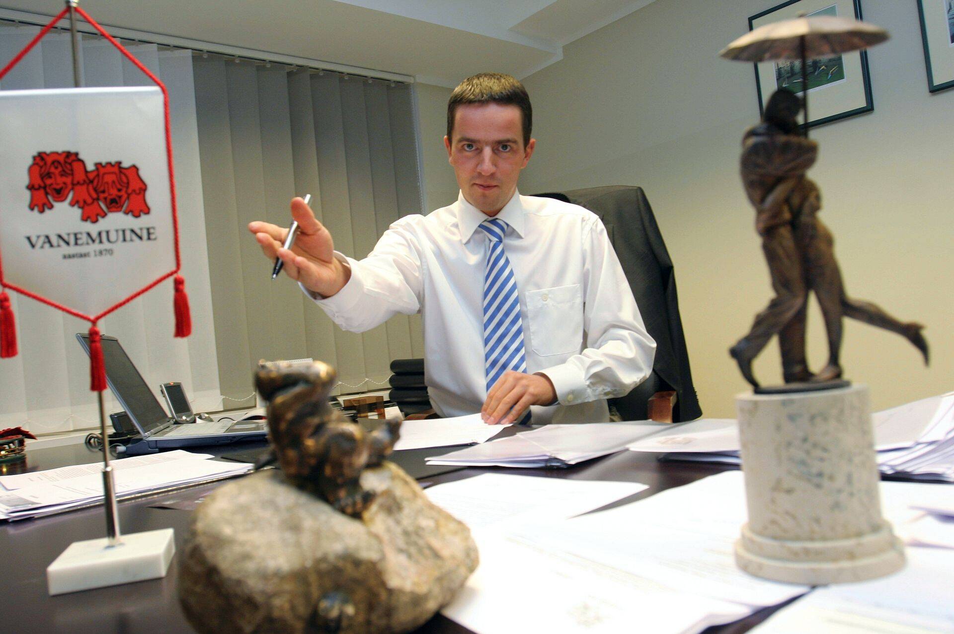 2007. aastal sai Paavo Nõgenest Vanemuise juht. Ta oli tolleks ajaks teatris töötanud juba tosin aastat ja alustanud valgustaja assistendi kohalt.