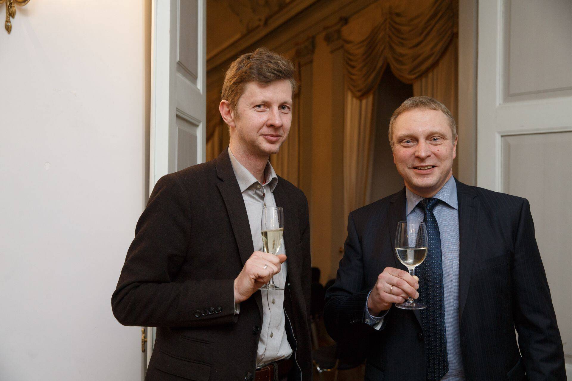 Aasta ehitusprojekti auhinna vastu võtnud Mihkel Tüür Kadarik ja Tüür Arhitektidest ja Aasta ehitusinsener Hugo Olak AS-ist Tari.