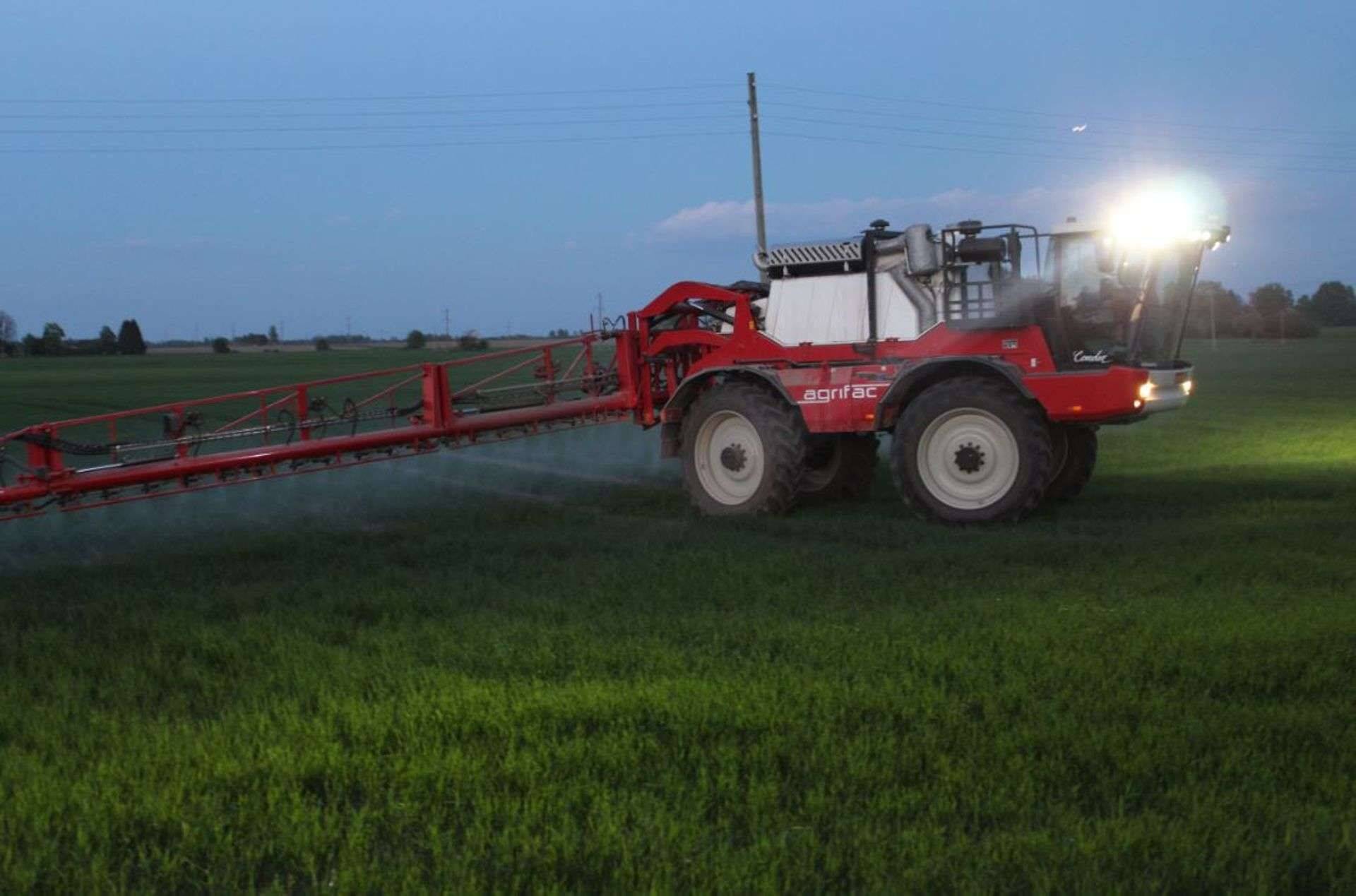 Järvamaa põllumehed eile hilisõhtul taimekaitsetöid tegemas