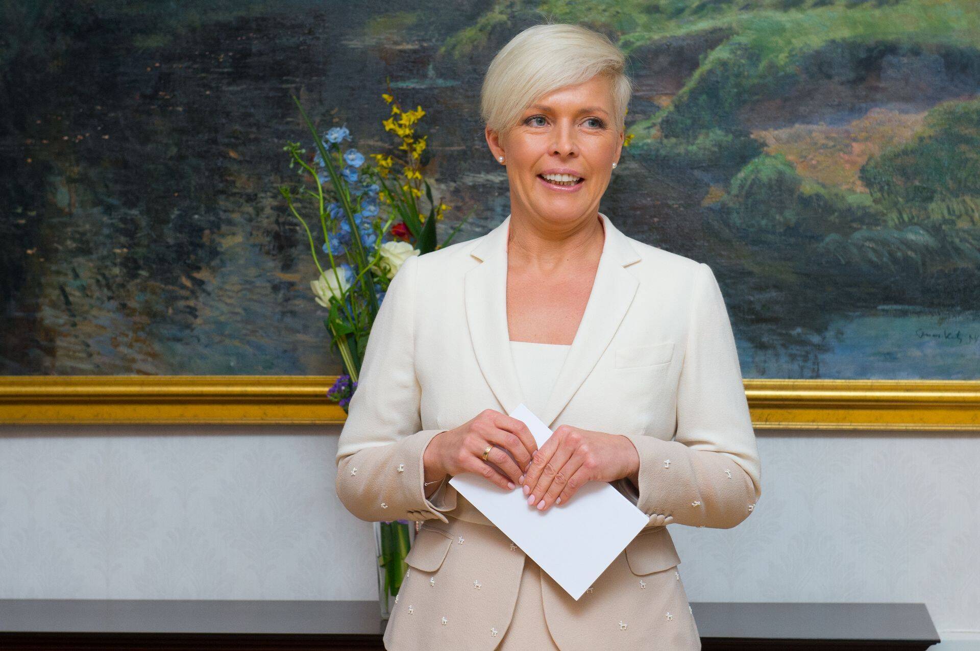 Parteid peibutavad Evelin Ilvest