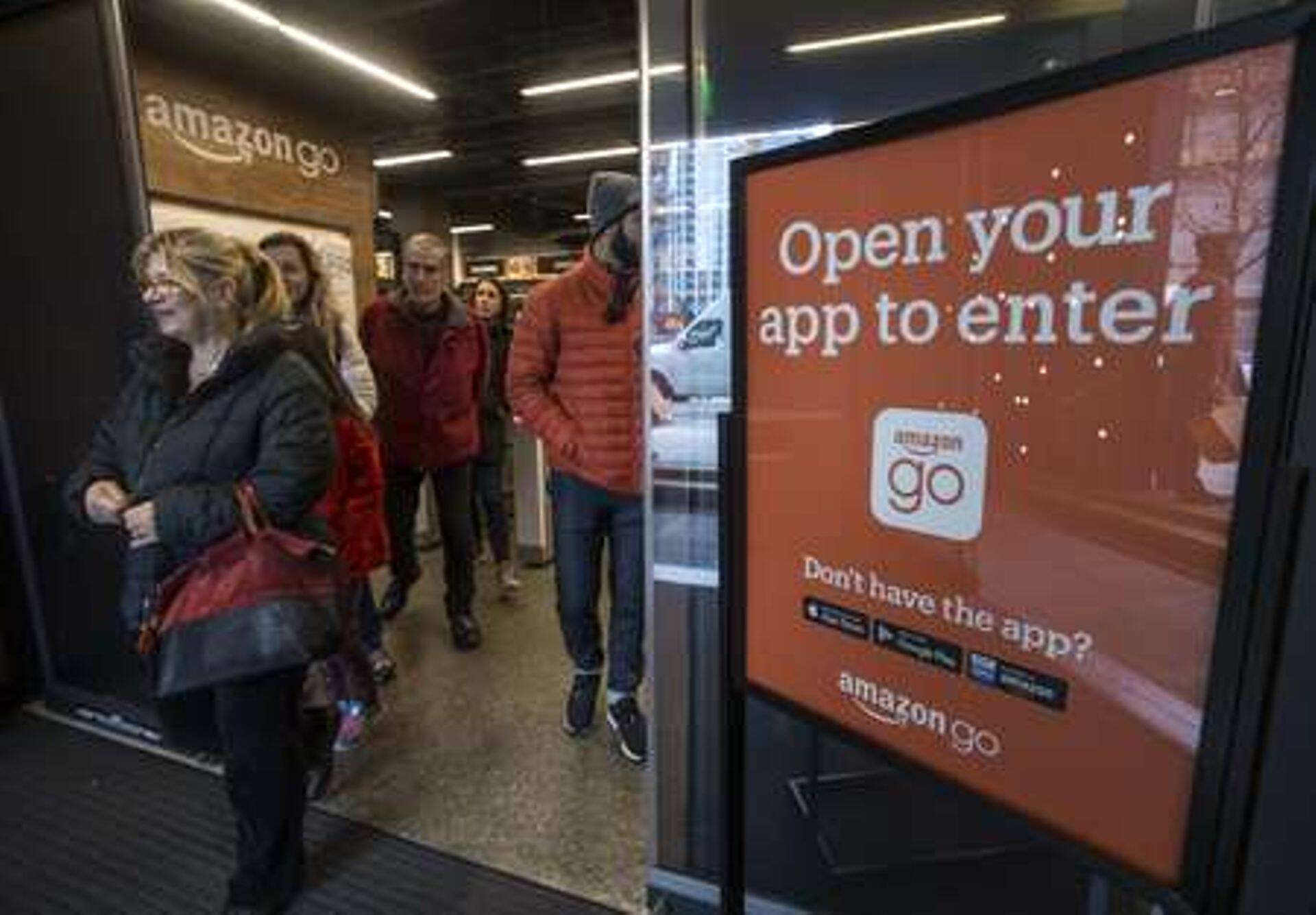 Ostjad lahkumas Amazon Go poest.