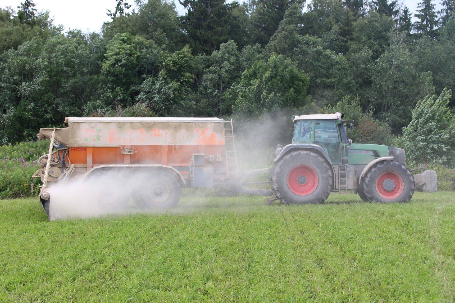 „Eesti muldade hapestumine on oluline probleem, eriti Kesk- ja Lõuna-Eestis. Rohkem kui kolmandik ehk üle 300 000 hektari Eesti põllumajandusmaast on happeline. Põllumuldade happesuse hoidmist taimede kasvuks soodsal tasemel ning muldade vaesumise ärahoidmist saab tagada muldade neutraliseerimisega,“ ütles Maaeluministeeriumi taimetervise osakonna juhataja Sigmar Suu. „Seetõttu on oluline käia ajaga kaasas ja võtta kasutusele uut liiki lubiväetisi.“
Määruse eesmärk on tagada väetiste ohutus inimeste ja loomade elule ja tervisele, varale ja keskkonnale ning soodne mõju taimedele ja taimekasvatussaadustele. Uued lubiväetiste liigid ja lubiväetiste segud võimaldavad suurendada turul olevate toodete valikut ja kättesaadavust. See on oluline samm, kuna Eestis on muldade hapestumine järjest süvenev probleem. 
Määruse muutmisel lisatakse väetiste nimekirja lubiväetiste segud, millele varem eraldi nõudeid poldud kehtestatud. Lubiväetiste segud võimaldavad käitlejatel tuua turule uusi väetisi, mis lisaks mulla happesuse vähendamisele viivad mulda ka toitaineid. Lubiväetiste segudele kehtestatud nõuded ei hõlma lubiväetise ja lihtväetise segusid.
Määrusesse lisatakse ka lubjakivi- ja dolomiidisõelmed. Sõelmete lisamise on tinginud asjaolu, et lubjakivi- ja dolomiidijahu tootmine on vähenenud. Lubjakivi- ja dolomiidijahu tootmise protsess on ühtlasi liiga energiamahukas ja kulukas ning seetõttu seda tänapäeval enam eriti ei tehta. Samas tekib ehitusmaterjalide tootmisel aina enam uut liiki kõrvalsaadusi – dolomiidi ja lubjakivi töötlemisel tekkinud peenfraktsiooniga sõelmeid, mida on mõistlik põllumajanduses kasutusele võtta pikaajalise toimega lubiväetisena.