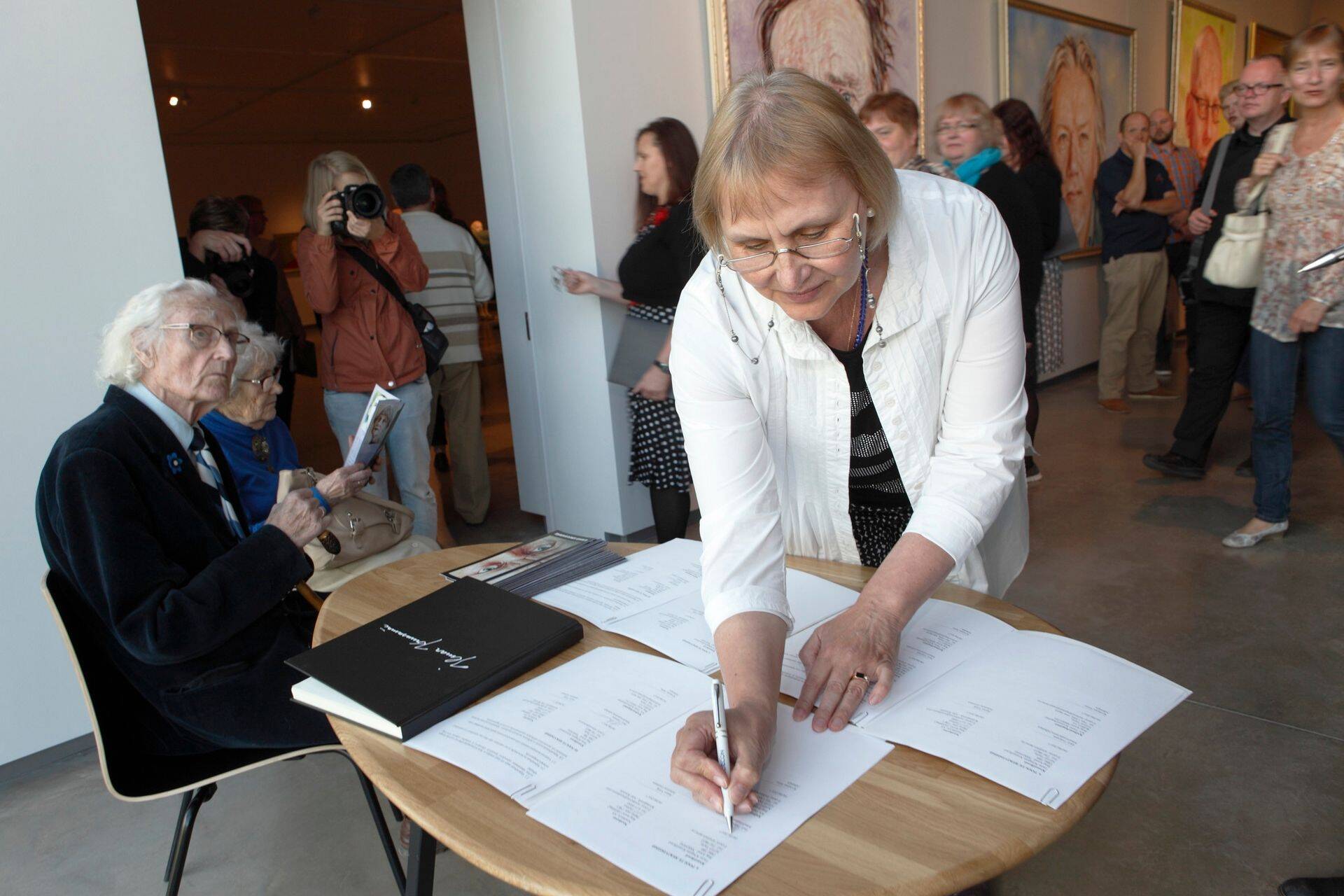 Allkirjastavad Tartu Kõrgema Kunstikooli maaliosakonna juhataja professor Heli Tuksam ja Nordecon ASi juhatuse esimees Jaano Vink.