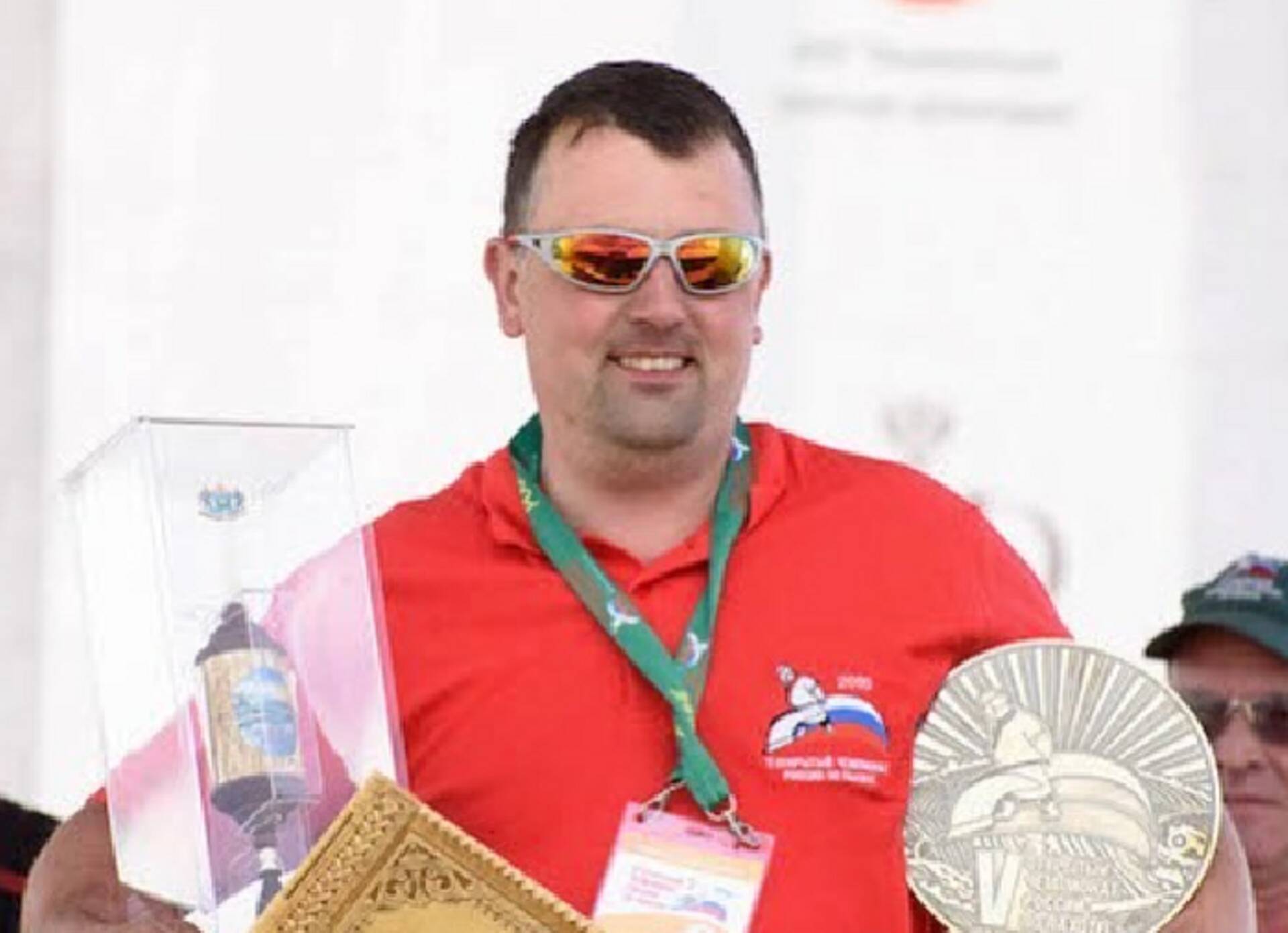 Kaspar Järvala eelmise aastal võitjatiitlit vastu võtmas