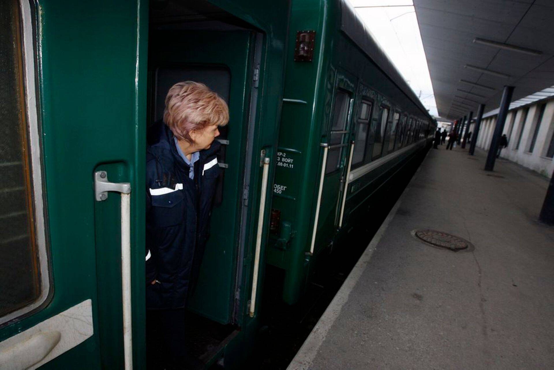 Tallinna-Moskva rong ja tühi perroon.